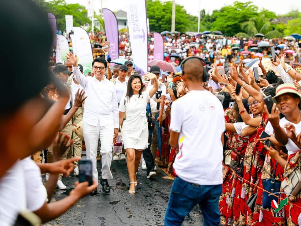 MANAN-KASINA NY VEHIVAVY ! MANAN-DANJA NY FANIRIANY, MENDRIKA HO TANTERAHINA NY NOFINOFINY