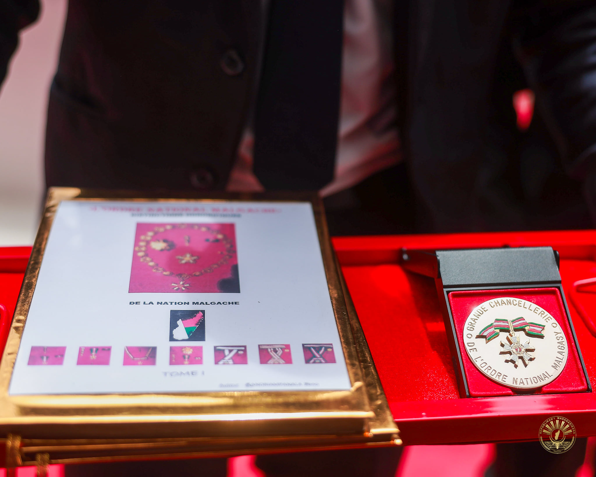 NANOMBOKA TAMIN'NY FOMBA OFISIALY NY FIVORIANA VOALOHAN'IREO MPIKAMBANA VAOVAO EO ANIVON'NY FILANKEVITRY NY MARIBONINAHI-PIRENENA