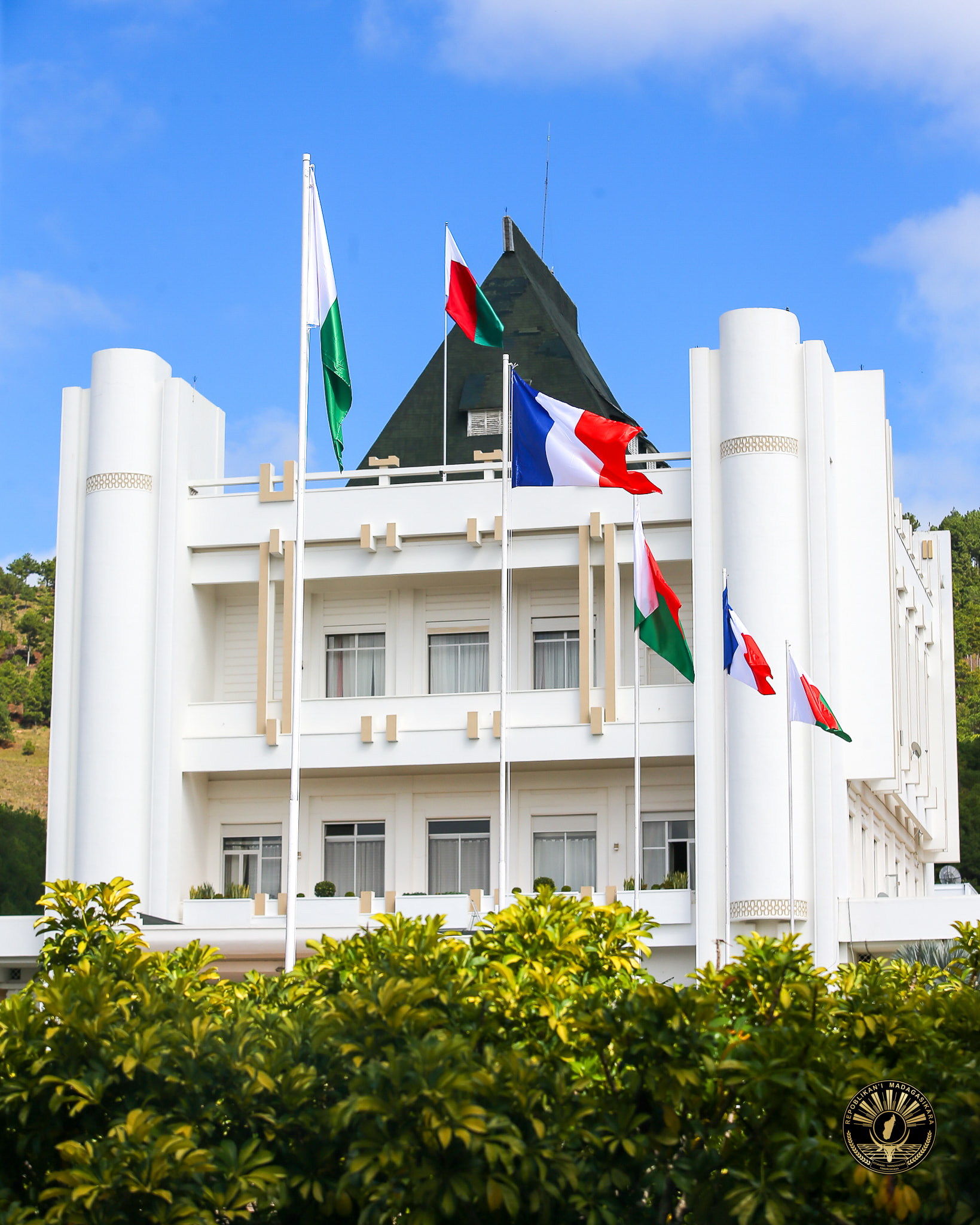 NORAISIN' NY FILOHAN' NY REPOBLIKA ANDRY RAJOELINA SY RAMATOA VADINY NY FILOHAN' NY REPOBLIKA FRANTSAY EMMANUEL MACRON SY RAMATOA VADINY TENY AMIN' NY LAPAM-PANJAKANA IAVOLOHA