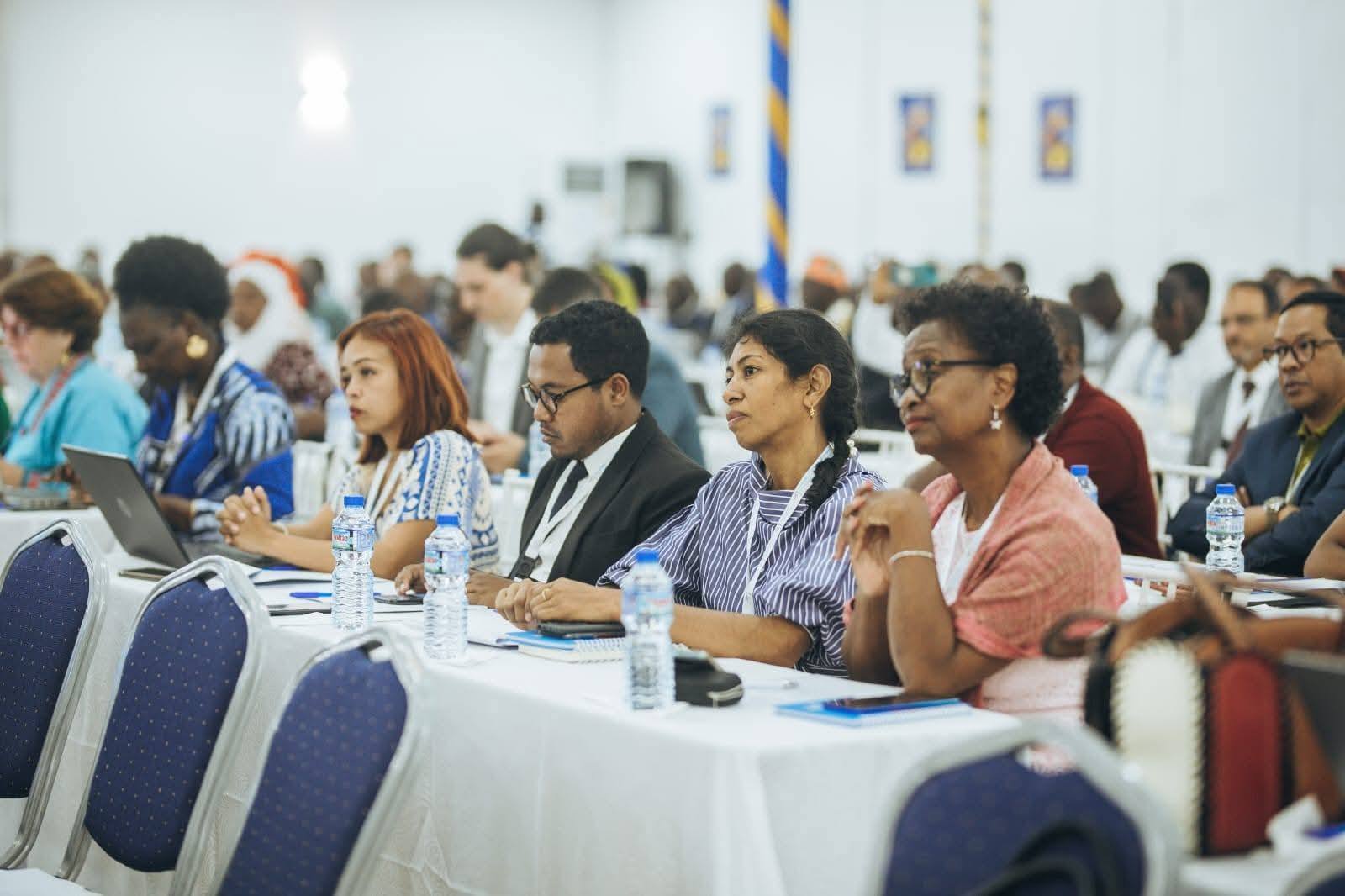 NISONGADINA TEO AMIN' NY SEHATRA AFRIKANA NY EZAKA VITAN' I MADAGASIKARA TAMIN' NY FAMETRAHANA NY " SATAN' NY MATIHANINA AMIN' NY SEHATRY NY BOKY " NA NY " CHARTES DES PROFESSIONNELS DU LIVRE "