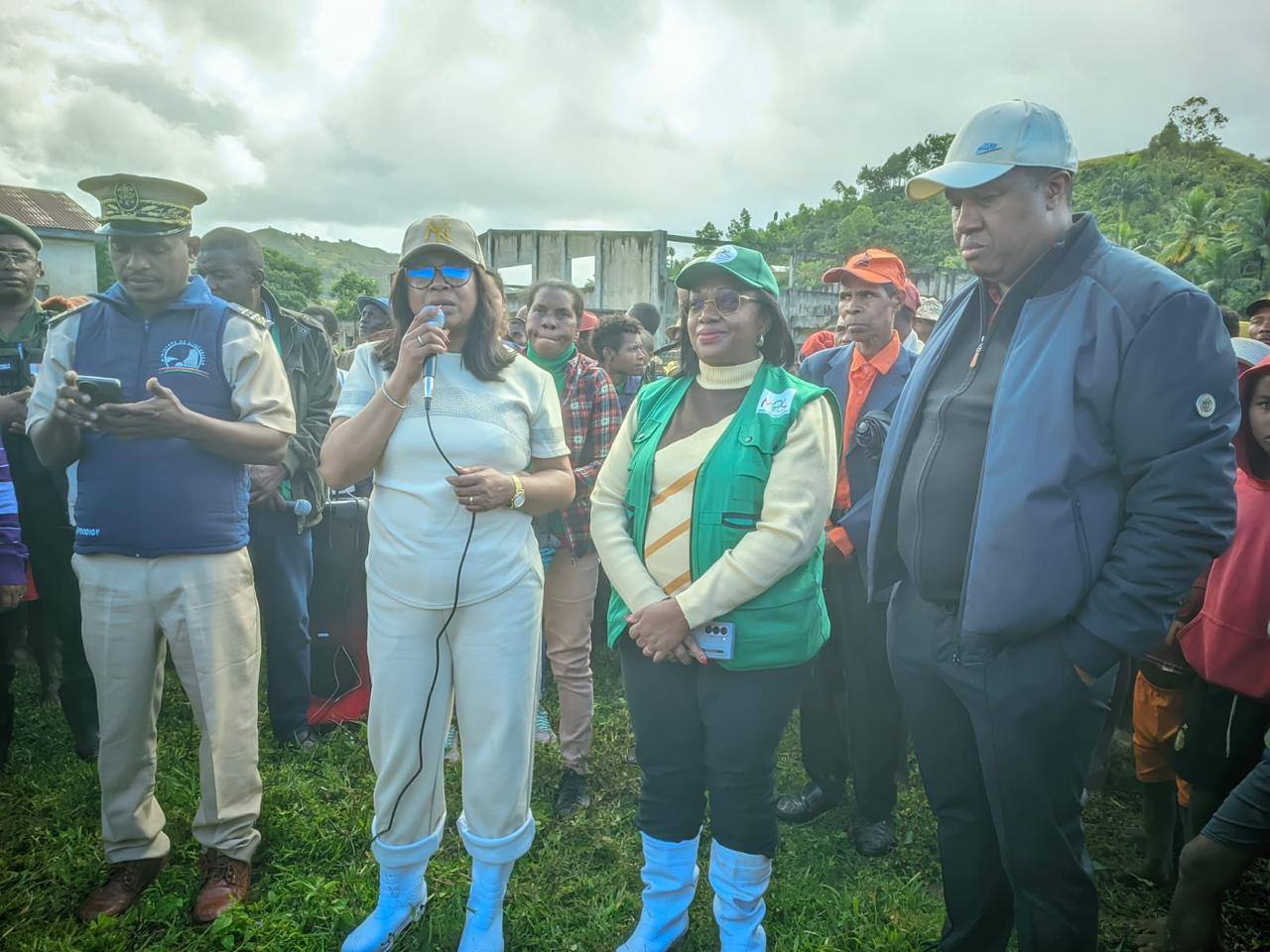 HO FANAMAFISANA IREO EZAKA NATOMBOKA DIA TONGA AO IKONGO IREO SOLONTENAN'NY GOVERNEMANTA