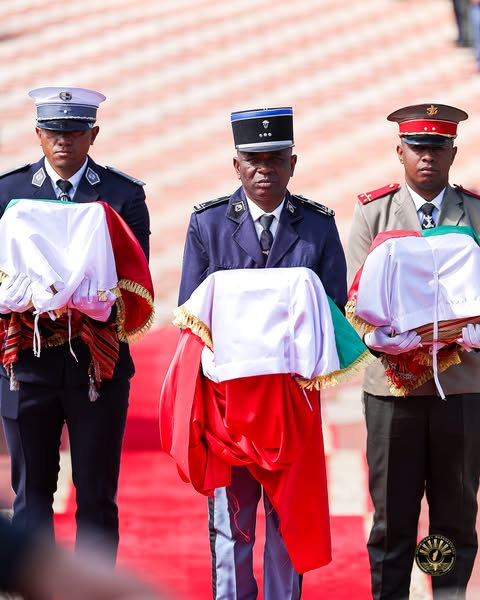 TONTOSA OMALY TENY AMIN' NY FASAN' NY MAHERIFO AVARATR' AMBOHITSAINA NY LANONANA ARA-MIARAMILA HO FANOMEZAM-BONINAHITRA SY FAMERENAN-KASINA NY AMPANJAKA TOERA SY IREO MPITARI-TAFIKA ROA LAHY LAVO HO AN' NY TANINDRAZANA TAMIN' NY 1897