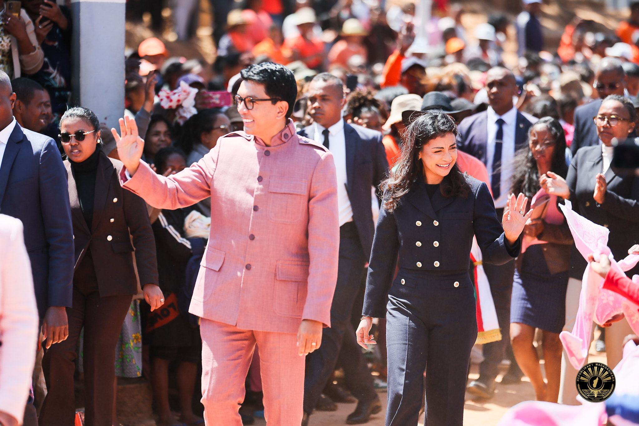 NANOLOTRA FITAOVAM-PIANARANA FENO HO AN' IREO ANKIZY MPIANATRA AO AMIN' NY EPP AMBATOBE NY FILOHA ANDRY RAJOELINA SY RAMATOA VADINY