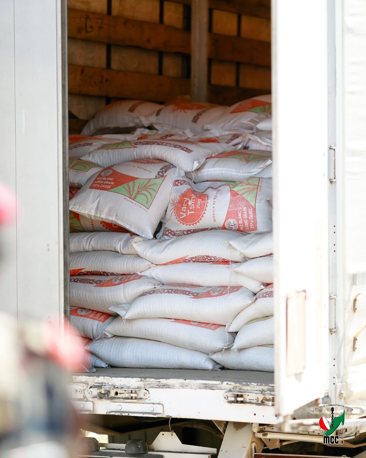 EFA TONGA ANY MANANJARY NY VARY 100 TAONINA SY NY KOJAKOJA MARO AVY AMIN' ANDRIAMATOA FILOHAM-PIRENENA ANDRY RAJOELINA