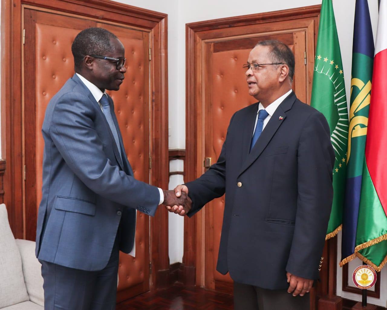 FIARAHA-MIASA EO AMIN' I MADAGASIKARA SY NY BANKY IRAISAMPIRENENA