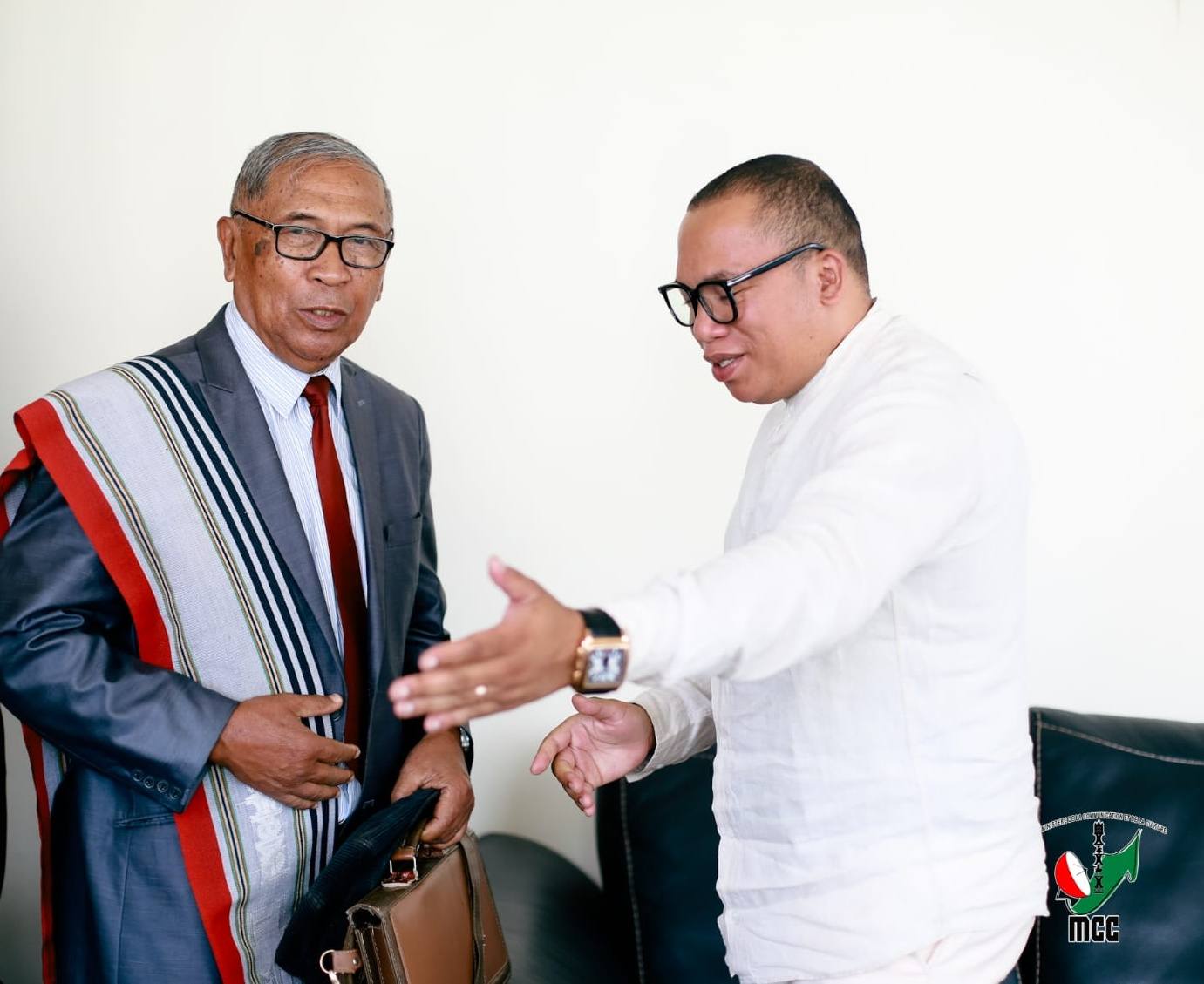 HOMEM-BONINAHITRA ETSY AMIN' NY IVOKOLO ANALAKELY I NALISOA RAVALITERA