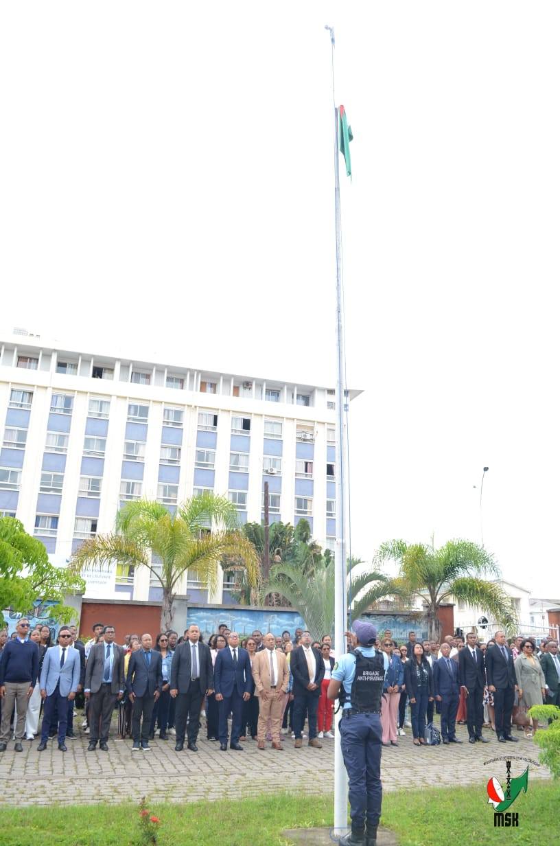 ANDRO VITSIVITSY MIALOHAN' NY ASARAMANITRA DIA NITONDRA NY TENY FISAORANA HOAN' IREO MPIARA-MIASA ETO ANIVON'  NY SERASERA SY NY KOLONTSAINANY MINISITRA GASCAR FENOSOA NANDRITRA NY FOTOANA FANANGANAN-TSAINA