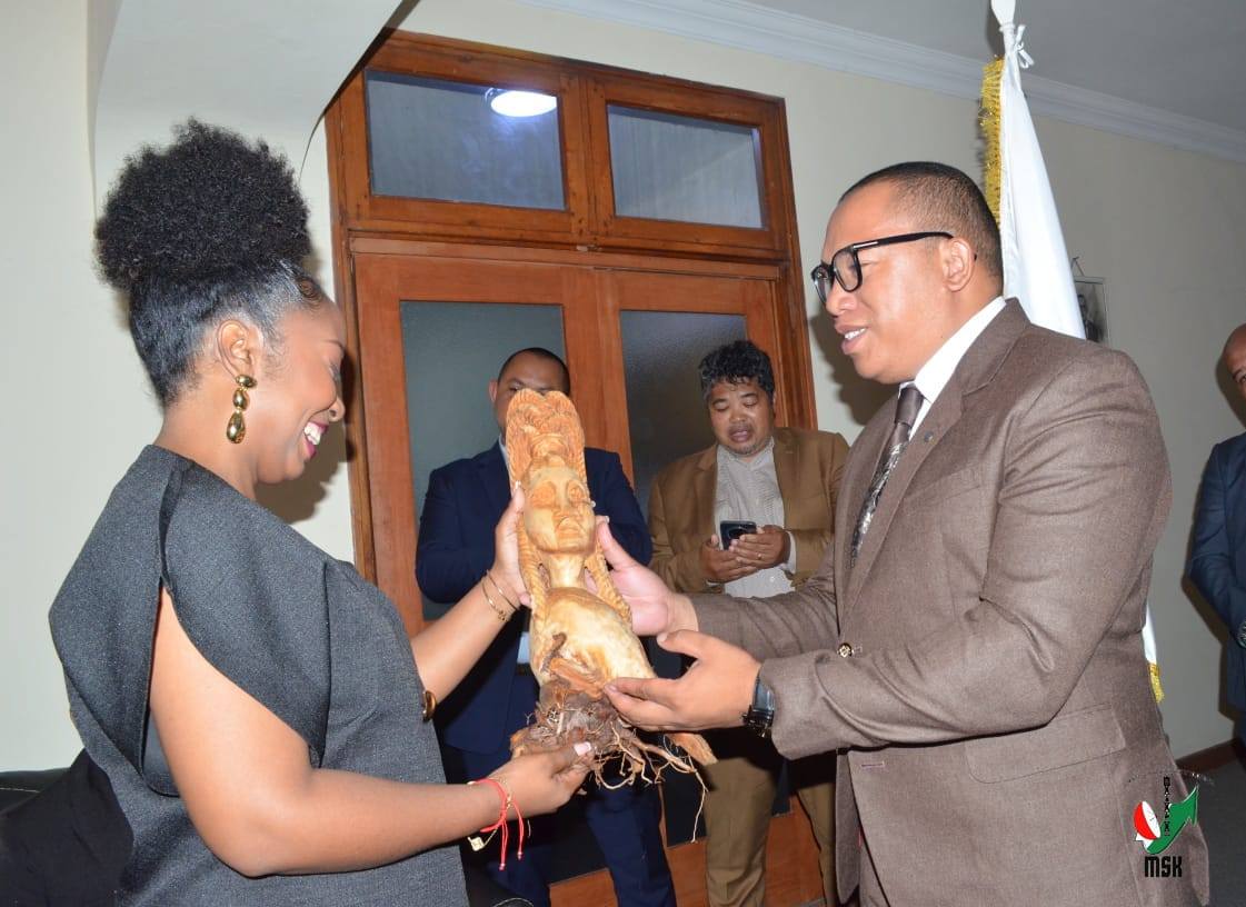 REHAREHAN' NY MALAGASY MANONTOLO NY FENDRESENA IRAISAM-PIRENENA AZON' I DENISE TEO AMIN' NY SEHATRY NY KANTO