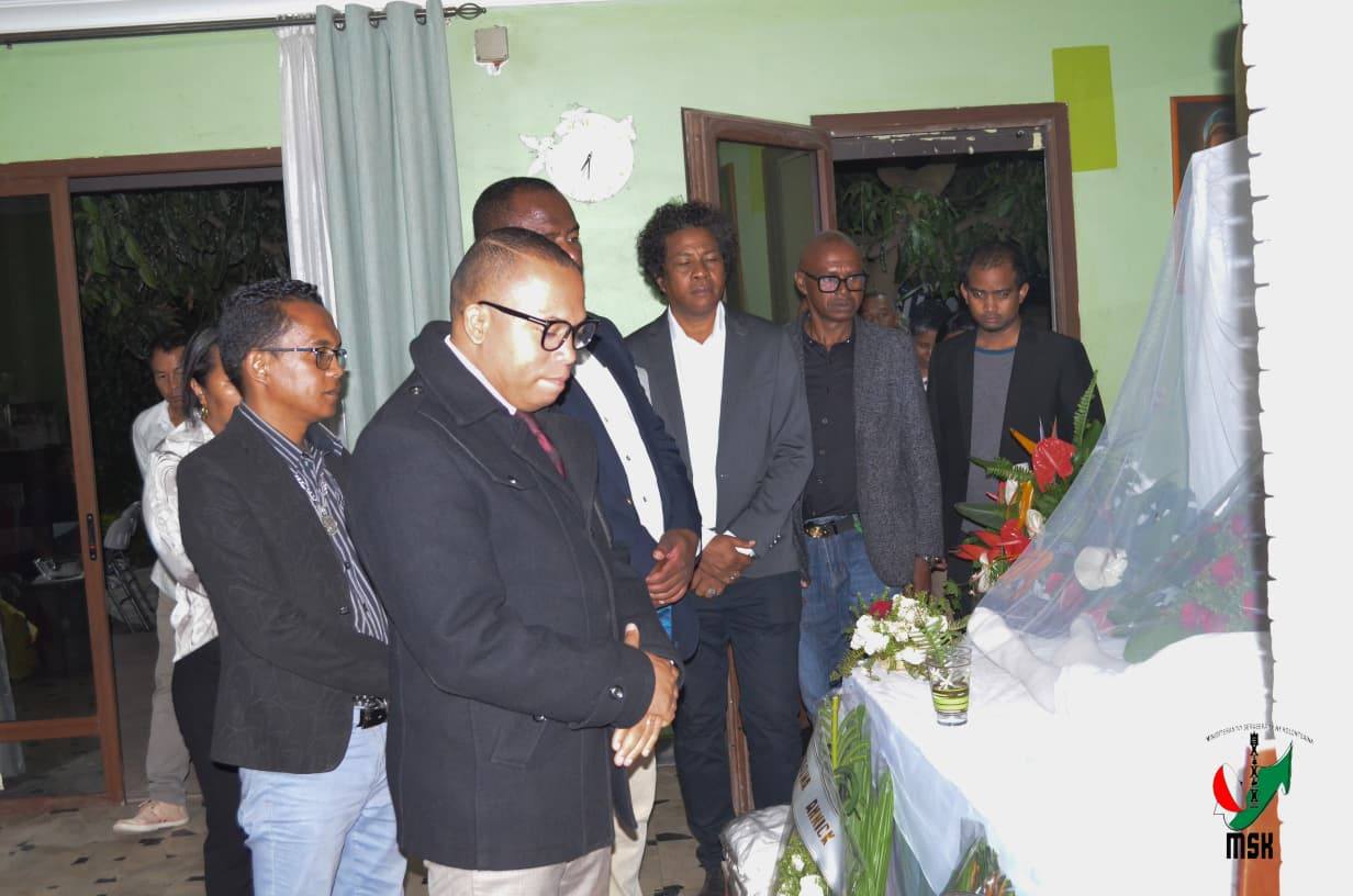 ZOKY NITARI-DALANA SY NAMPIANATRA MPANAO GAZETY MARO I ANNICK RAHERIMANANA, MPANAO GAZETY