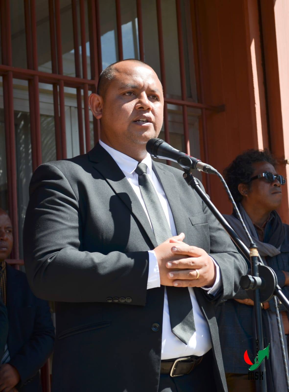 FANANGANAN-TSAINA FANAO ISAKY NY VOALOHAN' NY VOLANA