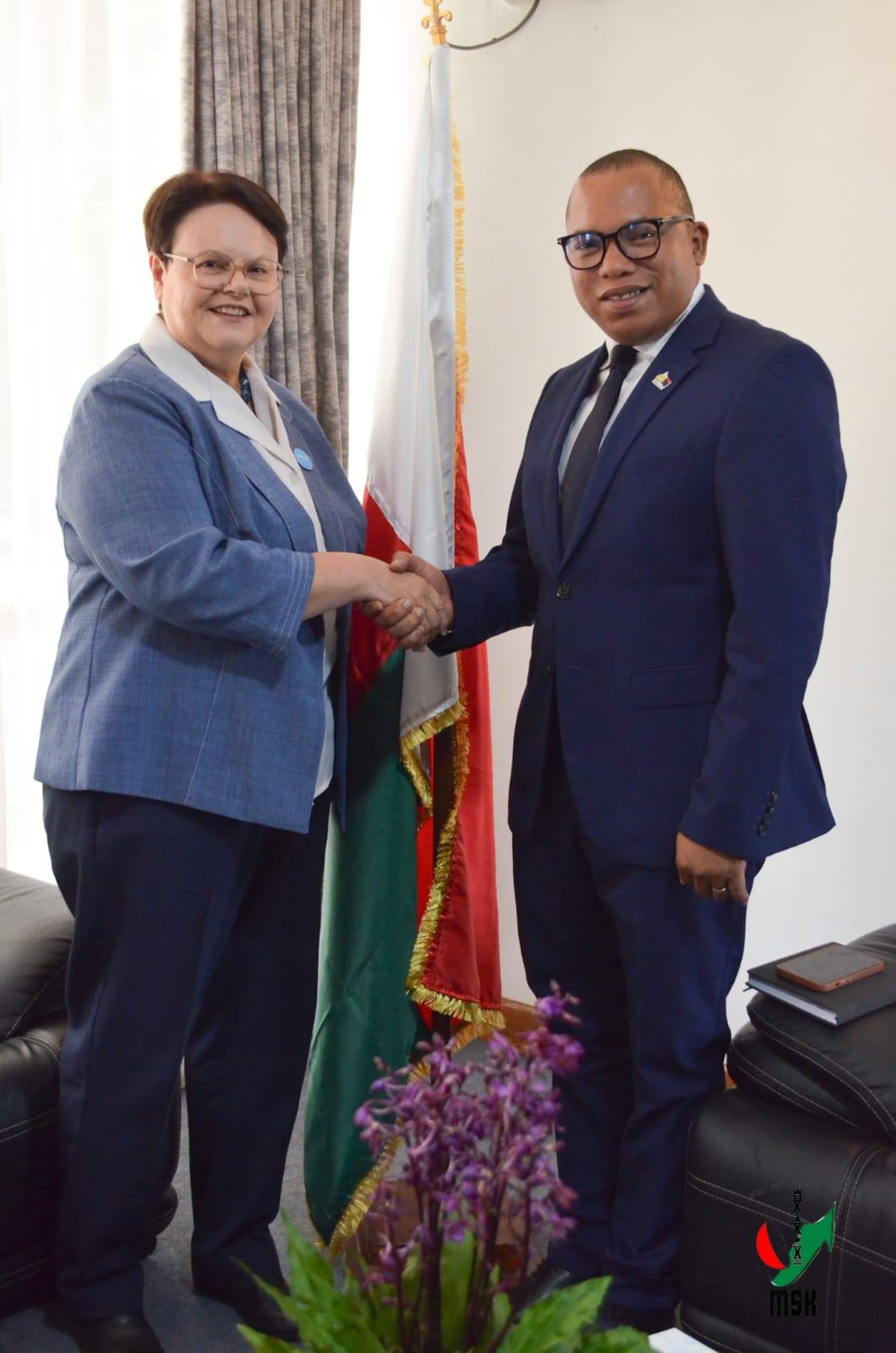 HANAO TANTSOROKA AMIN' NY FANOFANANA MPANAO GAZETY KARAKARAIN' NY MINISTERAN' NY SERASERA SY NY KOLONTSAINA SY HIROSO AMIN' NY FAMPITAOVANA NY HAINOAMANJERIM-PIRENENA NY UNICEF MADAGASIKARA