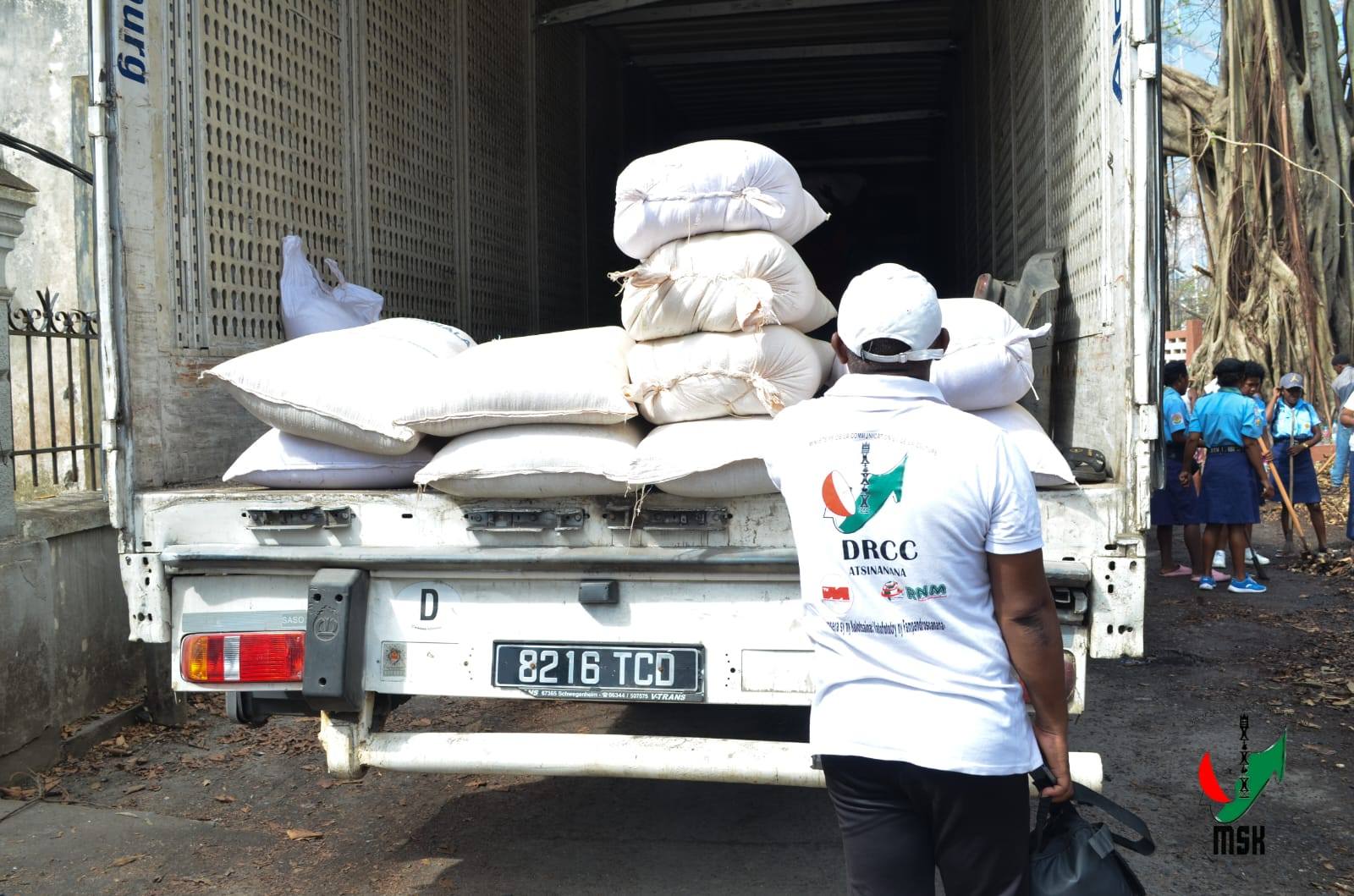 NIVIMBINA IZAY VOATSIRAMBIN' NY TANANY NY MINISTERAN' NY SERASERA SY NY KOLONTSAINA HANAMAIVANANA NY VESATRY NY RIVODOZA GEZANI