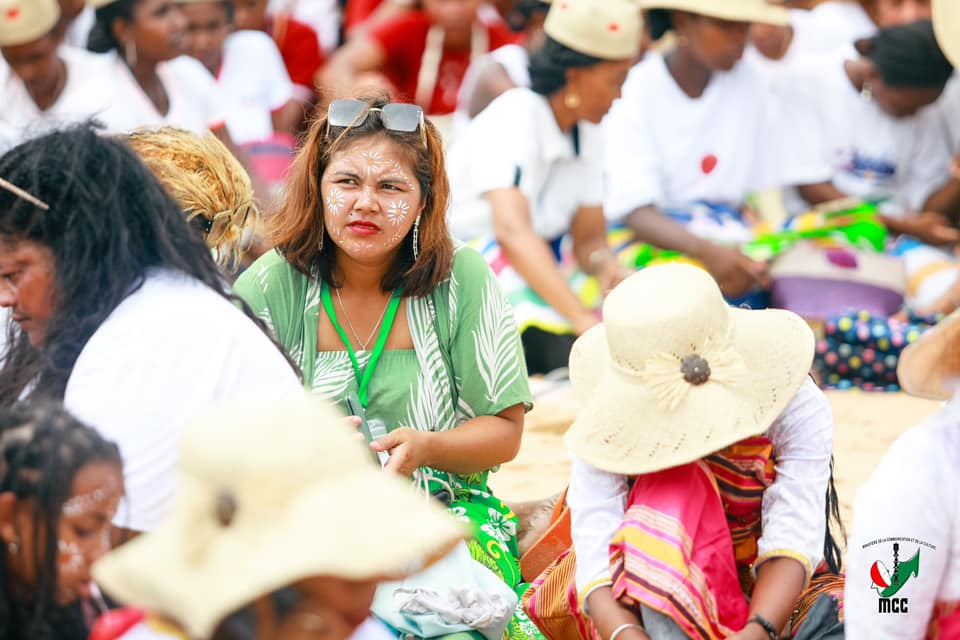 MANAN-KASINA NY VEHIVAVY ! MANAN-DANJA NY FANIRIANY, MENDRIKA HO TANTERAHINA NY NOFINOFINY