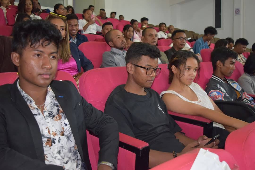 SARIMIHETSIKA MALAGASY : EFA MIHAMATIHANINA ANKEHITRINY