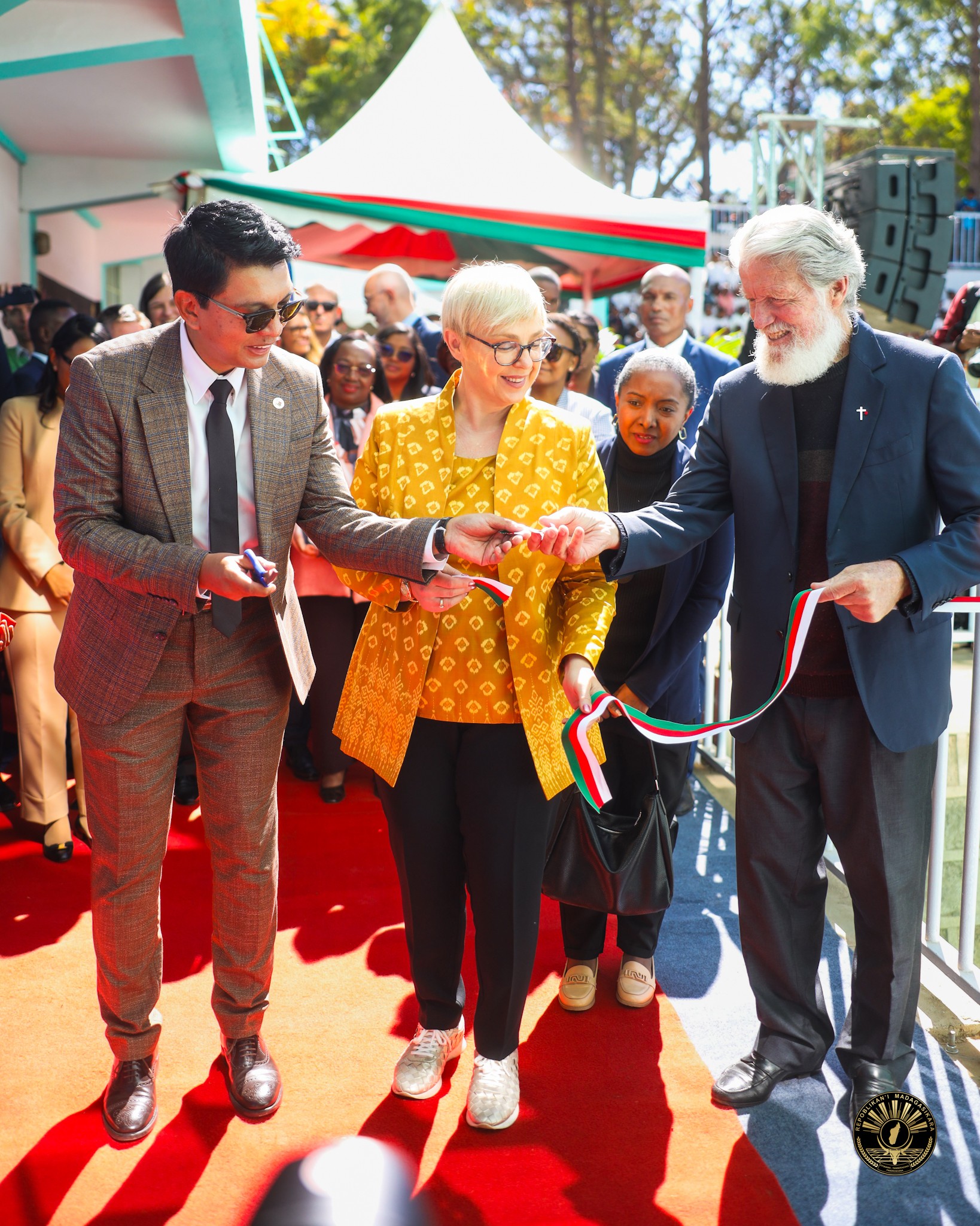 FENO FIHETSEM-PO NY ANDRO FAHAROAN' NY FITSIDIHANA ARA-PANJAKANA ATAON' NY FILOHA NATASA PIRC MUSAR ETO AMINTSIKA