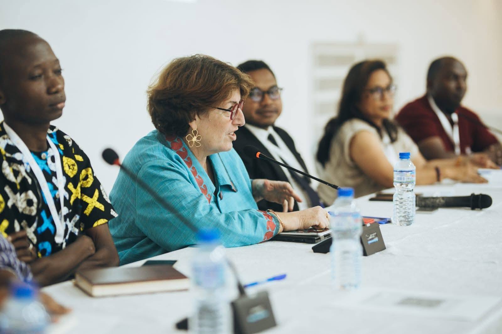 NISONGADINA TEO AMIN' NY SEHATRA AFRIKANA NY EZAKA VITAN' I MADAGASIKARA TAMIN' NY FAMETRAHANA NY " SATAN' NY MATIHANINA AMIN' NY SEHATRY NY BOKY " NA NY " CHARTES DES PROFESSIONNELS DU LIVRE "