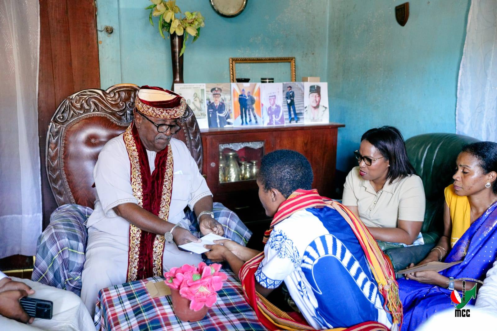 TONGA NITSIDIKA NY RAY AMAN-DRENY ARA-DRAZANA " MPANJAKA ISSA TSIMIARO III ", NY MINISITRY NY SERASERA SY NY KOLONTSAINA, RAMATOA MARA VOLAMIRANTY DONNA