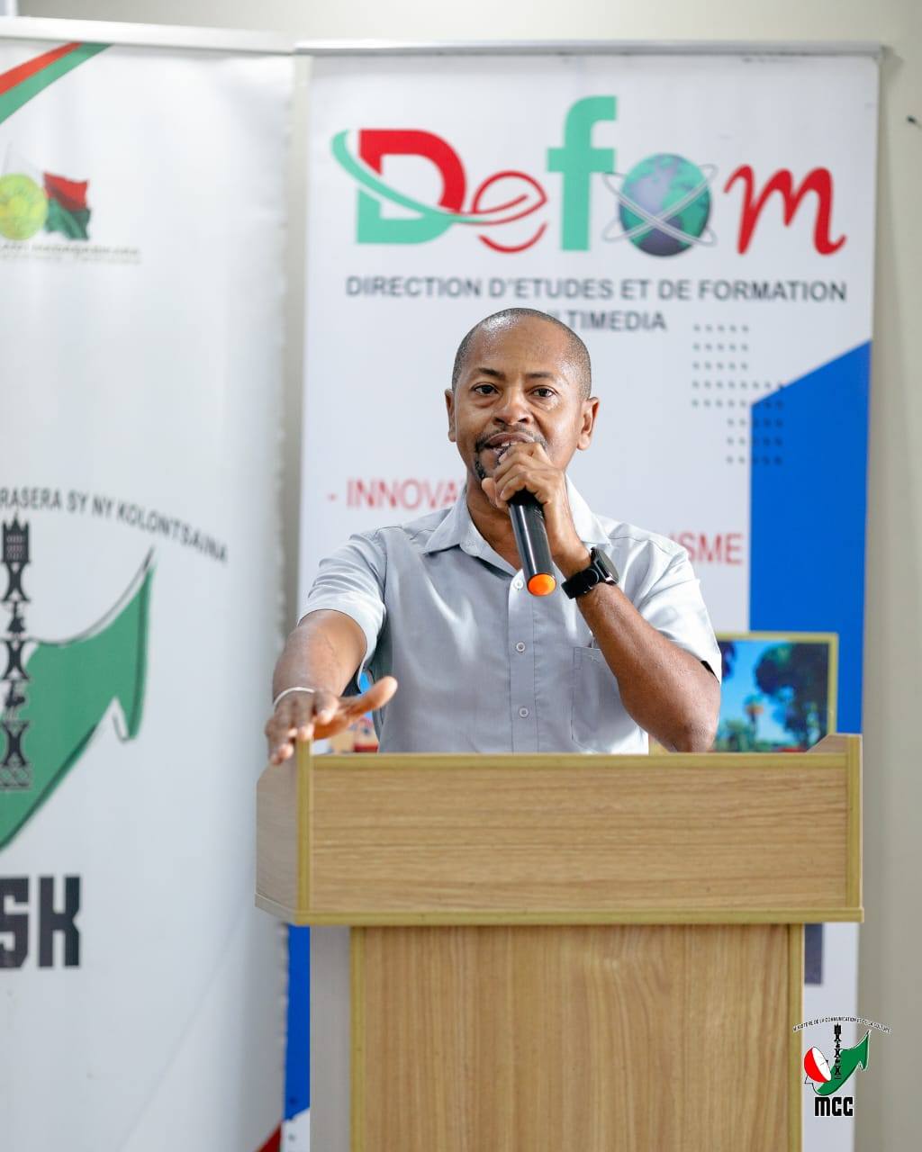 MITOHY HATRANY NY FAMPITAOVANA ATAON' NY FITONDRAM-PANJAKANA HO AN' IREO RAFITRA ENY IFOTONY