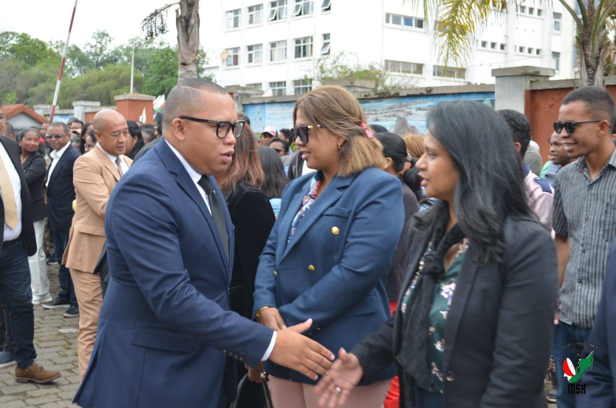 ANDRO VITSIVITSY MIALOHAN' NY ASARAMANITRA DIA NITONDRA NY TENY FISAORANA HOAN' IREO MPIARA-MIASA ETO ANIVON'  NY SERASERA SY NY KOLONTSAINANY MINISITRA GASCAR FENOSOA NANDRITRA NY FOTOANA FANANGANAN-TSAINA