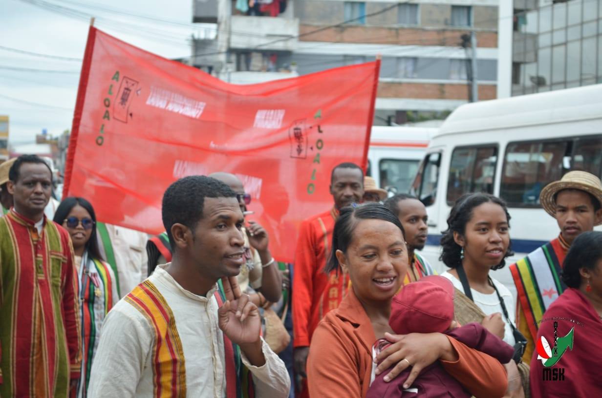 HARAVORAVOANA SY ENDRIKA FENO TSIKY NO NIARAHAN'NY MPIKABARY NISANTATRA NY ANDROM-PIRENENA HO AN' NY KABARY MALAGASY