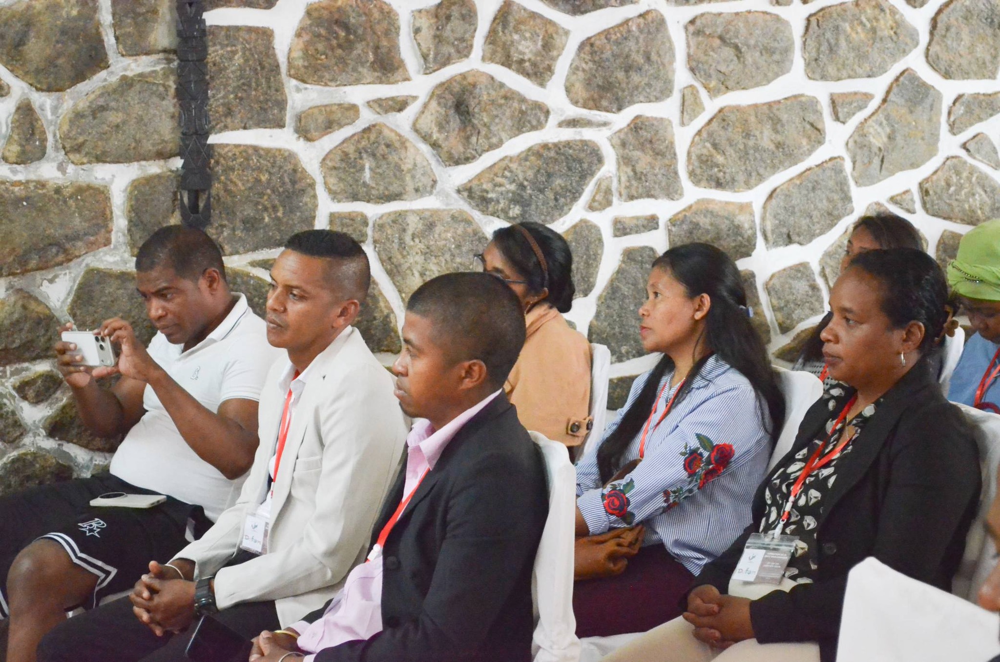 HIROSO AMIN' NY FANOFANANA SY FANAMAFISANA FAHAIZA-MANAO HO AN' NY MPANAO GAZETY NY MINISTERAN' NY SERASERA SY NY KOLONTSAINA