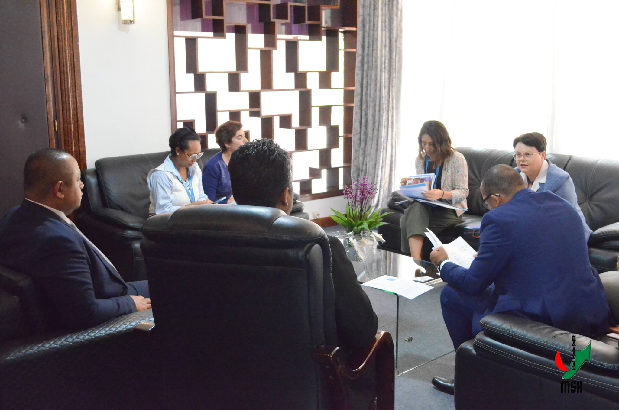 HANAO TANTSOROKA AMIN' NY FANOFANANA MPANAO GAZETY KARAKARAIN' NY MINISTERAN' NY SERASERA SY NY KOLONTSAINA SY HIROSO AMIN' NY FAMPITAOVANA NY HAINOAMANJERIM-PIRENENA NY UNICEF MADAGASIKARA