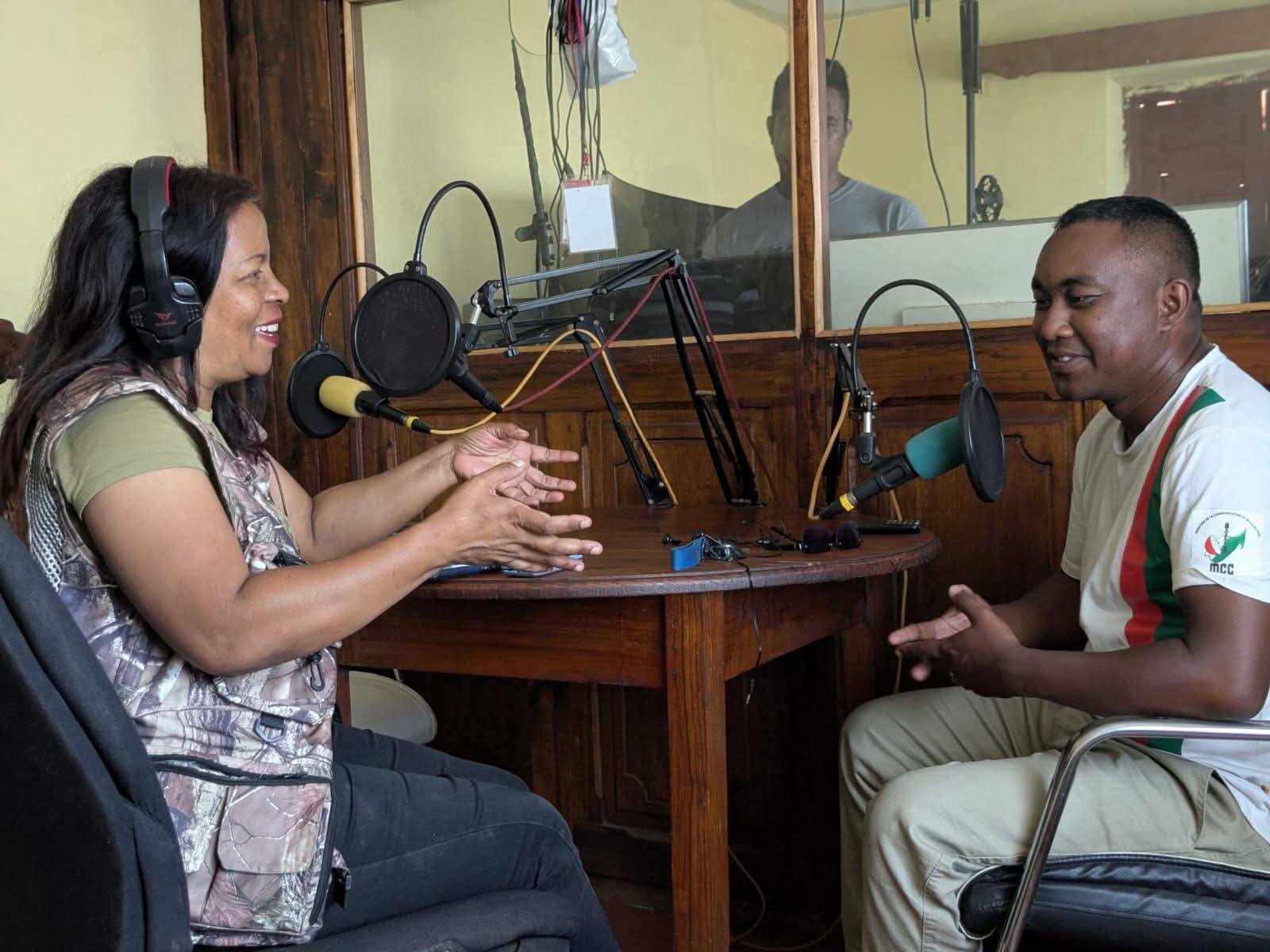 NIARA-NANAMARIKA NY ANDRO MANERAN-TANY HO AN' NY RADIO IREO ONJAMPEO MARO MANERANA NY NOSY