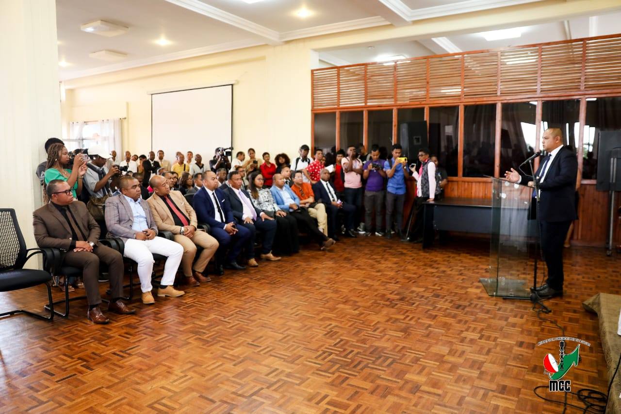 NANDRAY NY ASANY NANOMBOKA ANDROANY NY SEKRETETA JENERALY VAOVAO EO ANOVON' NY MINISTERAN' NY SERASERA SY NY KOLONTSAINA RASOLOFOARIJAONA MIARY