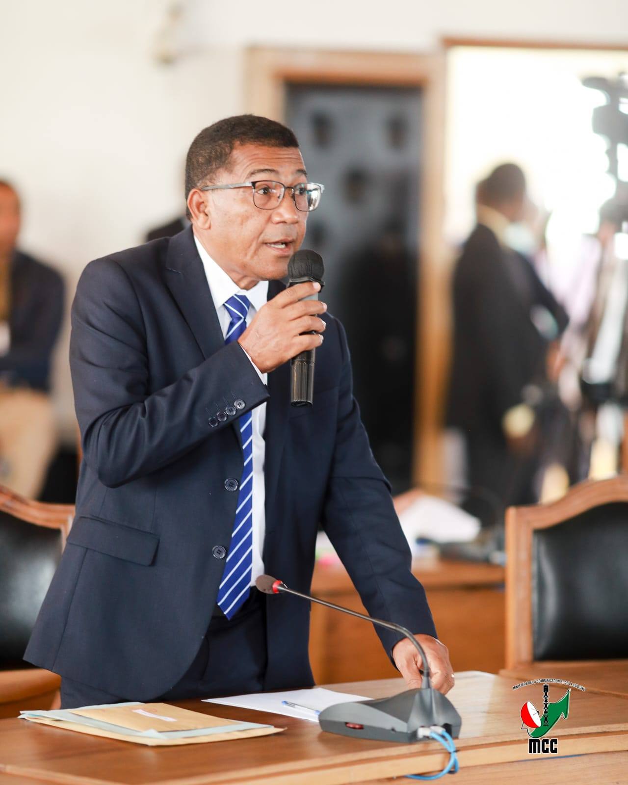 FIVORIANA NIFANATREHANA MIVANTANA TEO AMIN' NY ANTENIMIERANDOHOLONA SY IREO MINISITRA MPIKAMBANA EO ANIVON' NY GOVERNEMANTA