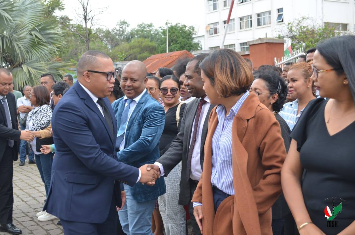 ANDRO VITSIVITSY MIALOHAN' NY ASARAMANITRA DIA NITONDRA NY TENY FISAORANA HOAN' IREO MPIARA-MIASA ETO ANIVON'  NY SERASERA SY NY KOLONTSAINANY MINISITRA GASCAR FENOSOA NANDRITRA NY FOTOANA FANANGANAN-TSAINA