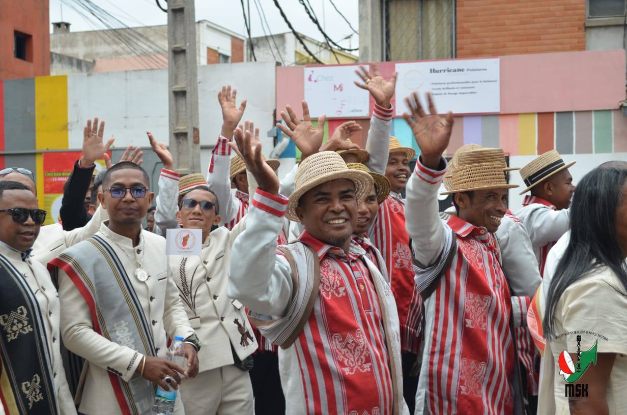 HARAVORAVOANA SY ENDRIKA FENO TSIKY NO NIARAHAN'NY MPIKABARY NISANTATRA NY ANDROM-PIRENENA HO AN' NY KABARY MALAGASY