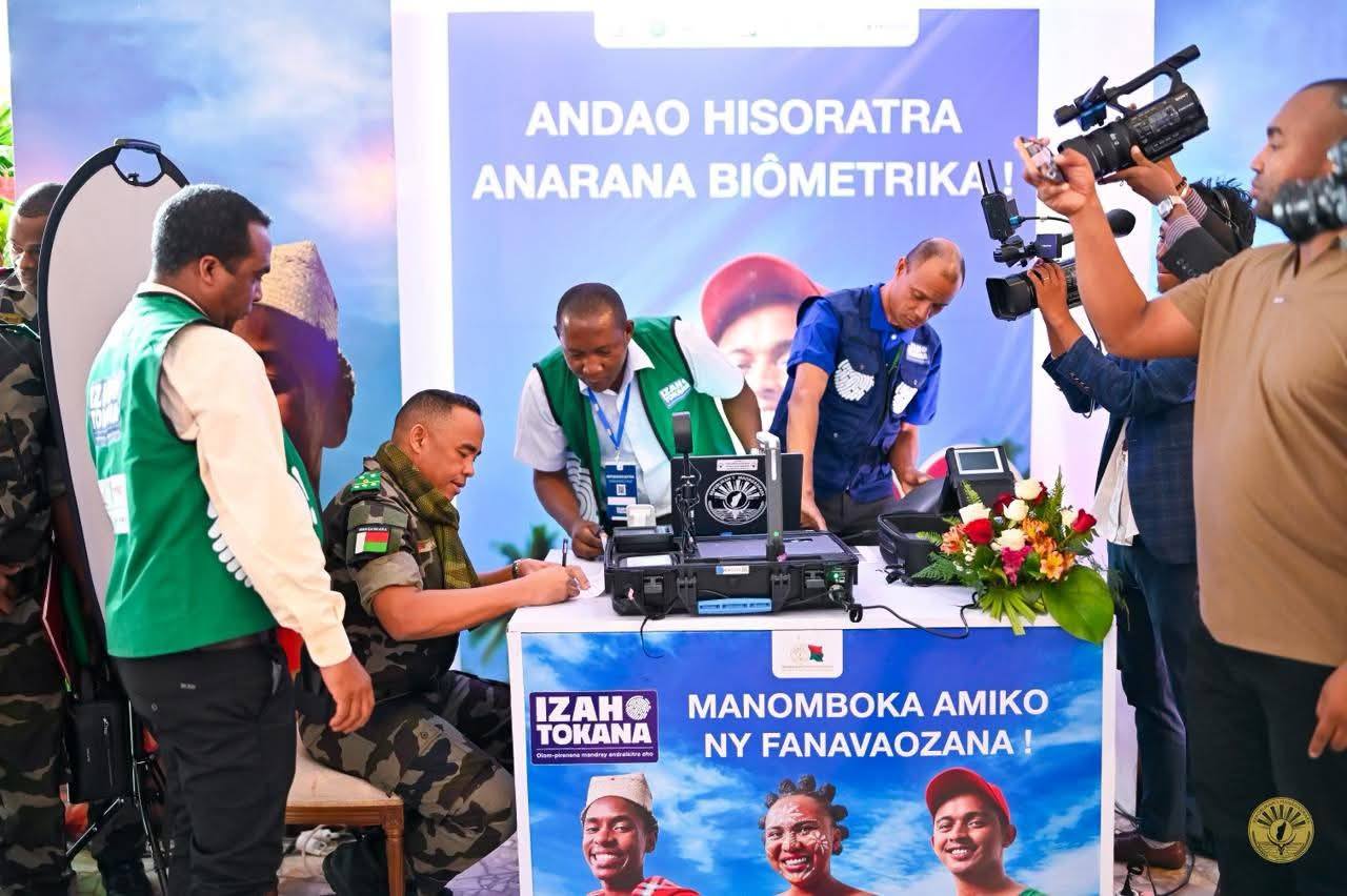 NISANTATRA NY FISORATANA ANARANA BIOMETRIKA NY FILOHAN' NY FANAVAOZANA NY REPOBLIKA SY IREO MPANOLOTSAINA AVO, IREO ANDRIMPANJAKANA, ARY NY GOVERNEMANTA