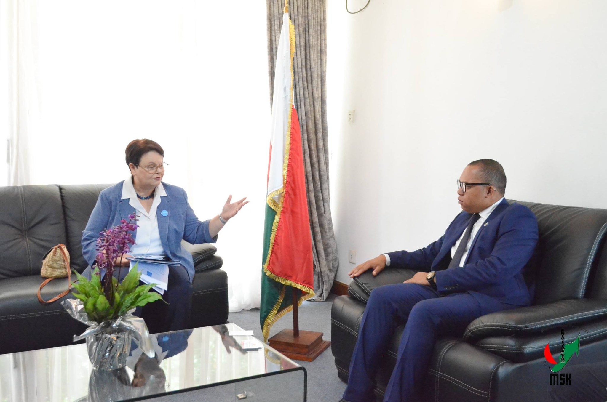 HANAO TANTSOROKA AMIN' NY FANOFANANA MPANAO GAZETY KARAKARAIN' NY MINISTERAN' NY SERASERA SY NY KOLONTSAINA SY HIROSO AMIN' NY FAMPITAOVANA NY HAINOAMANJERIM-PIRENENA NY UNICEF MADAGASIKARA