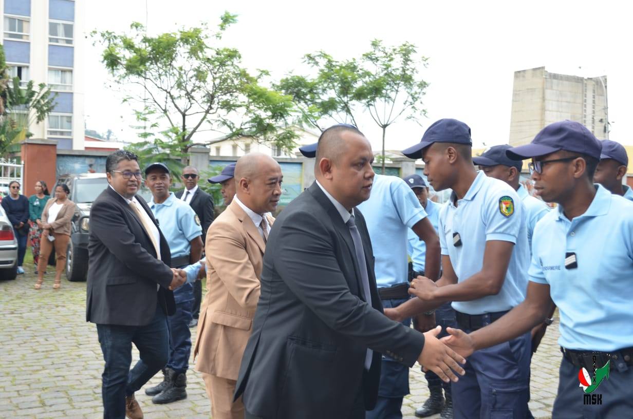 ANDRO VITSIVITSY MIALOHAN' NY ASARAMANITRA DIA NITONDRA NY TENY FISAORANA HOAN' IREO MPIARA-MIASA ETO ANIVON'  NY SERASERA SY NY KOLONTSAINANY MINISITRA GASCAR FENOSOA NANDRITRA NY FOTOANA FANANGANAN-TSAINA