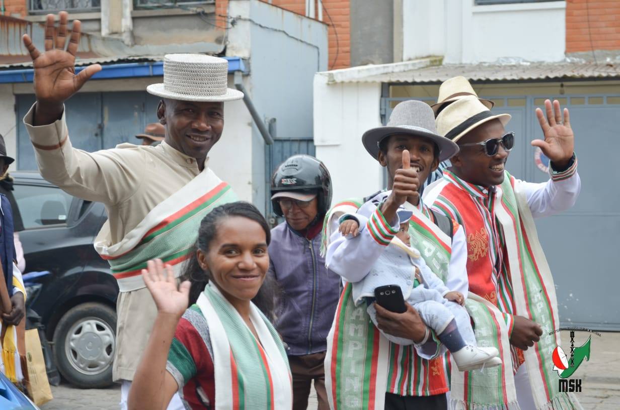 HARAVORAVOANA SY ENDRIKA FENO TSIKY NO NIARAHAN'NY MPIKABARY NISANTATRA NY ANDROM-PIRENENA HO AN' NY KABARY MALAGASY