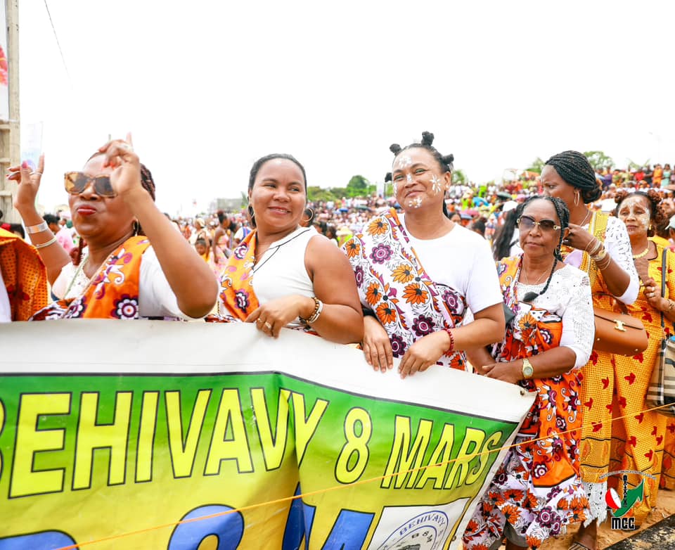 MANAN-KASINA NY VEHIVAVY ! MANAN-DANJA NY FANIRIANY, MENDRIKA HO TANTERAHINA NY NOFINOFINY