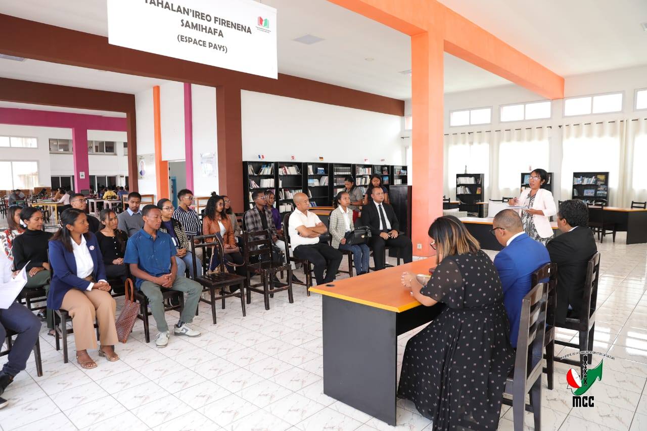 NORAISIN' NY MINISTERAN' NY SERASERA SY NY KOLONTSAINA IREO TANORA MPILATSAKA AN-TSITRAPO HO ANY FRANTSA