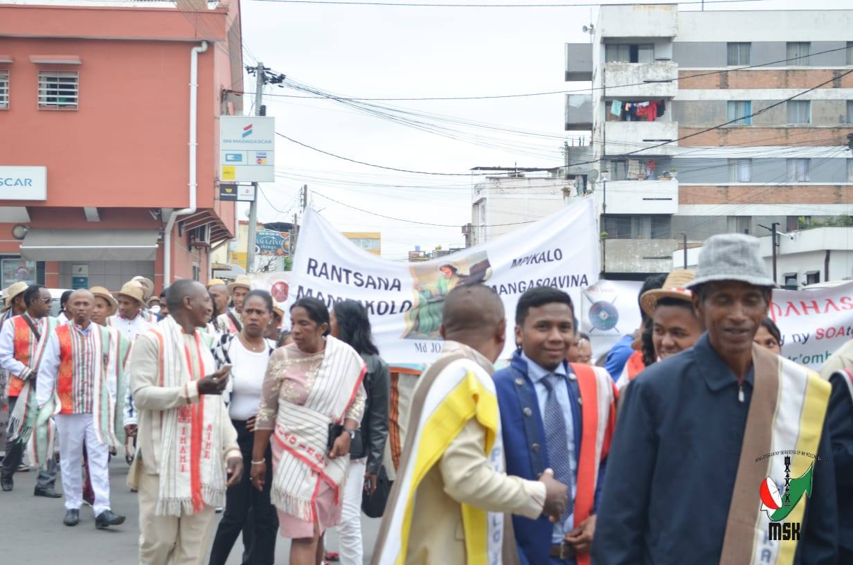 HARAVORAVOANA SY ENDRIKA FENO TSIKY NO NIARAHAN'NY MPIKABARY NISANTATRA NY ANDROM-PIRENENA HO AN' NY KABARY MALAGASY