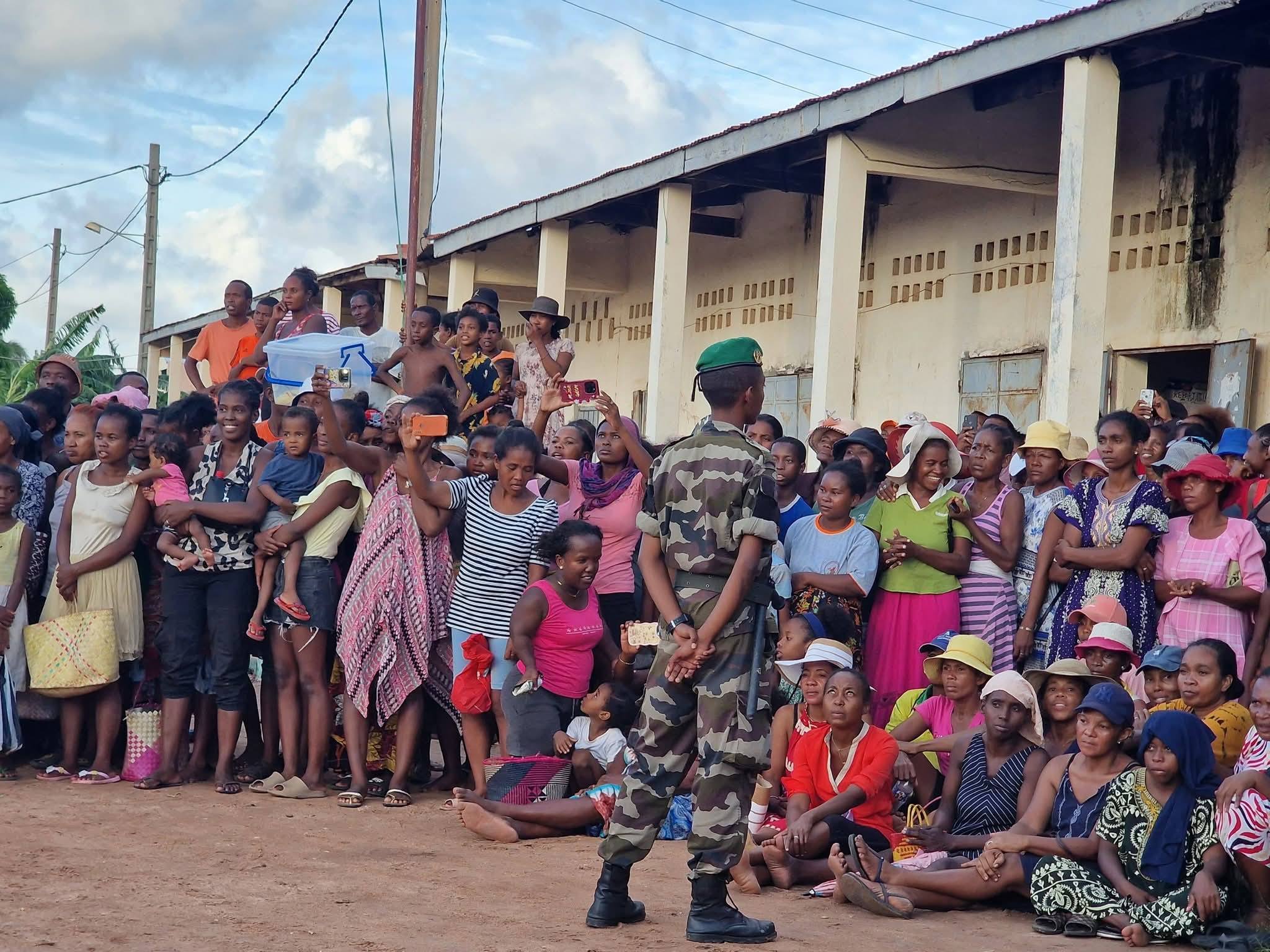 IARA-MISALAHY AMIN' IREO TOMPON' ANDRAIKITRA ISAN' AMBARATONGANY MANAO NY FAMERENANA AMIN' NY LAONINY NY FIAINAM-BAHOAKA SY NY FANARENANA NY TAKAITRA NAVELAN' NY RIVODOZA FYTIA NY FILOHA RANDRIANIRINA MICHAEL