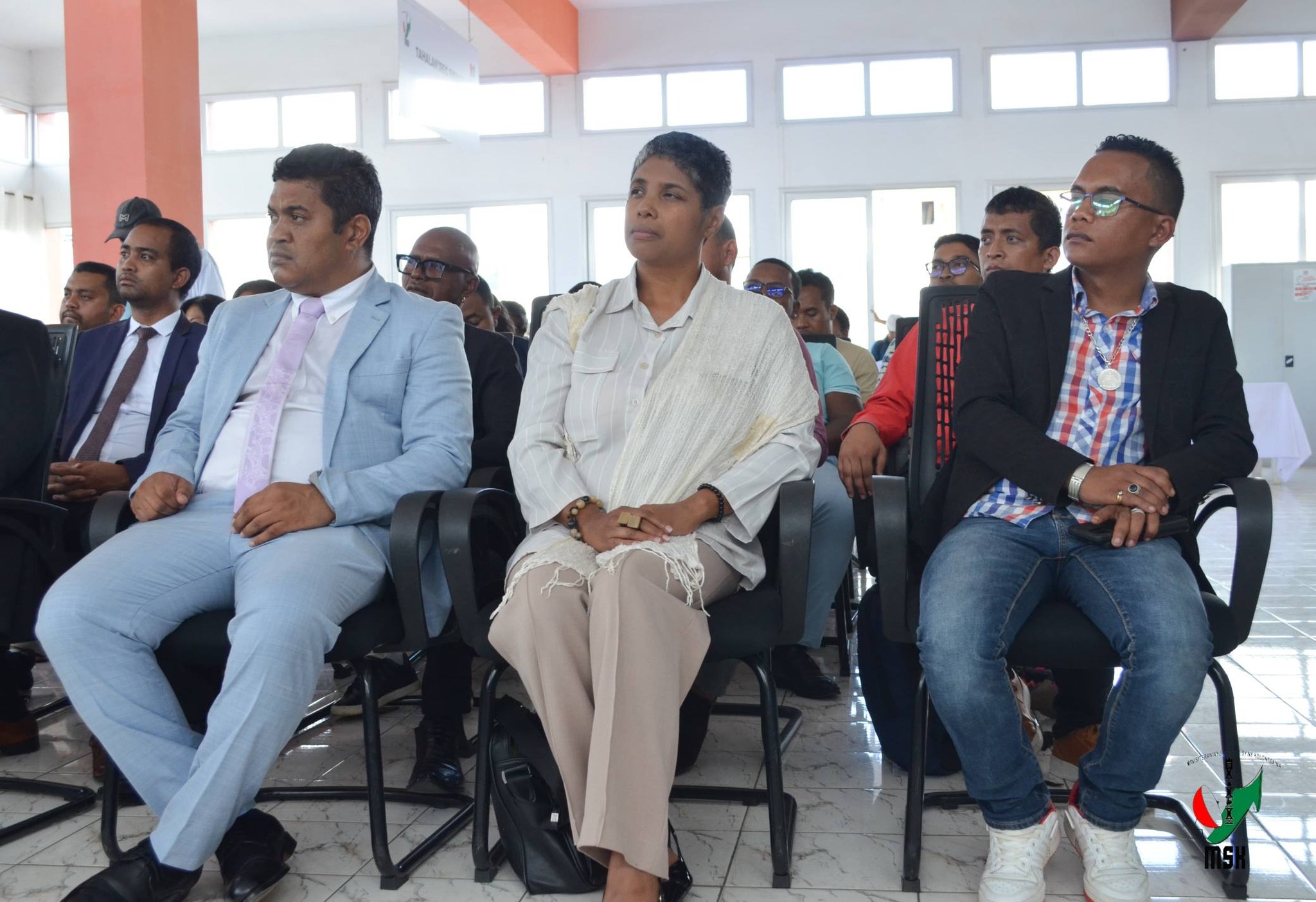 FAMPIROBOROBOANA NY TONTOLON' NY BOKY ATAON' NY MINISTERAN' NY SERASERA SY NY KOLONTSAINA NAMPAHAFANTATRA ANDROANY NY DIARIN' I ANNE FRANK VITA TENY MALAGASY