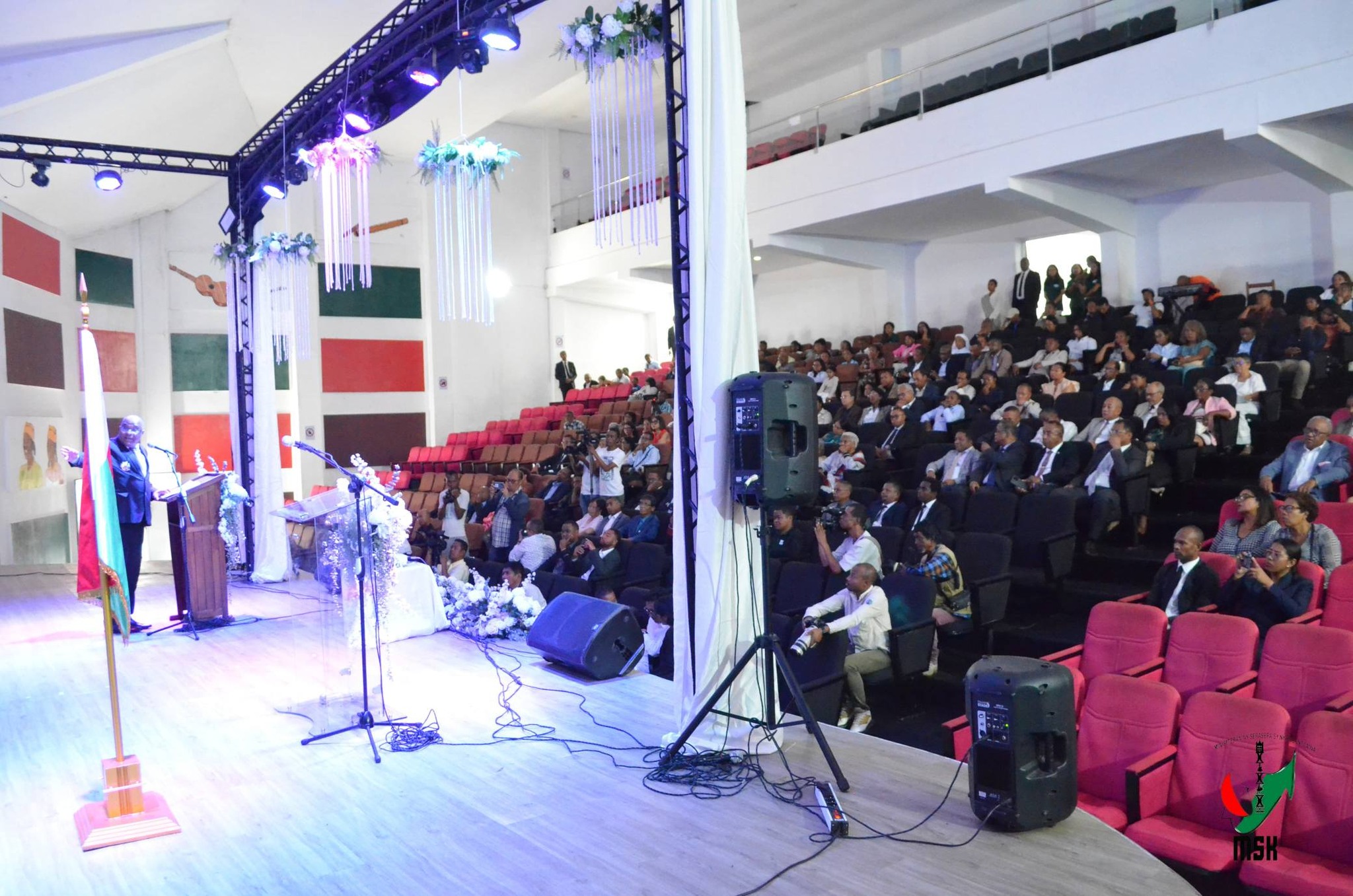 NOTOLORAN' NY AJE-FIKAMBANAN' NY MPANAO GAZETY MIKIRAKIRA NY TONTOLO IAINANA MARI-PANKASITAHANA IREO OLO-MALAZAN' NY FIKAROHANA ARA-TSIANSA