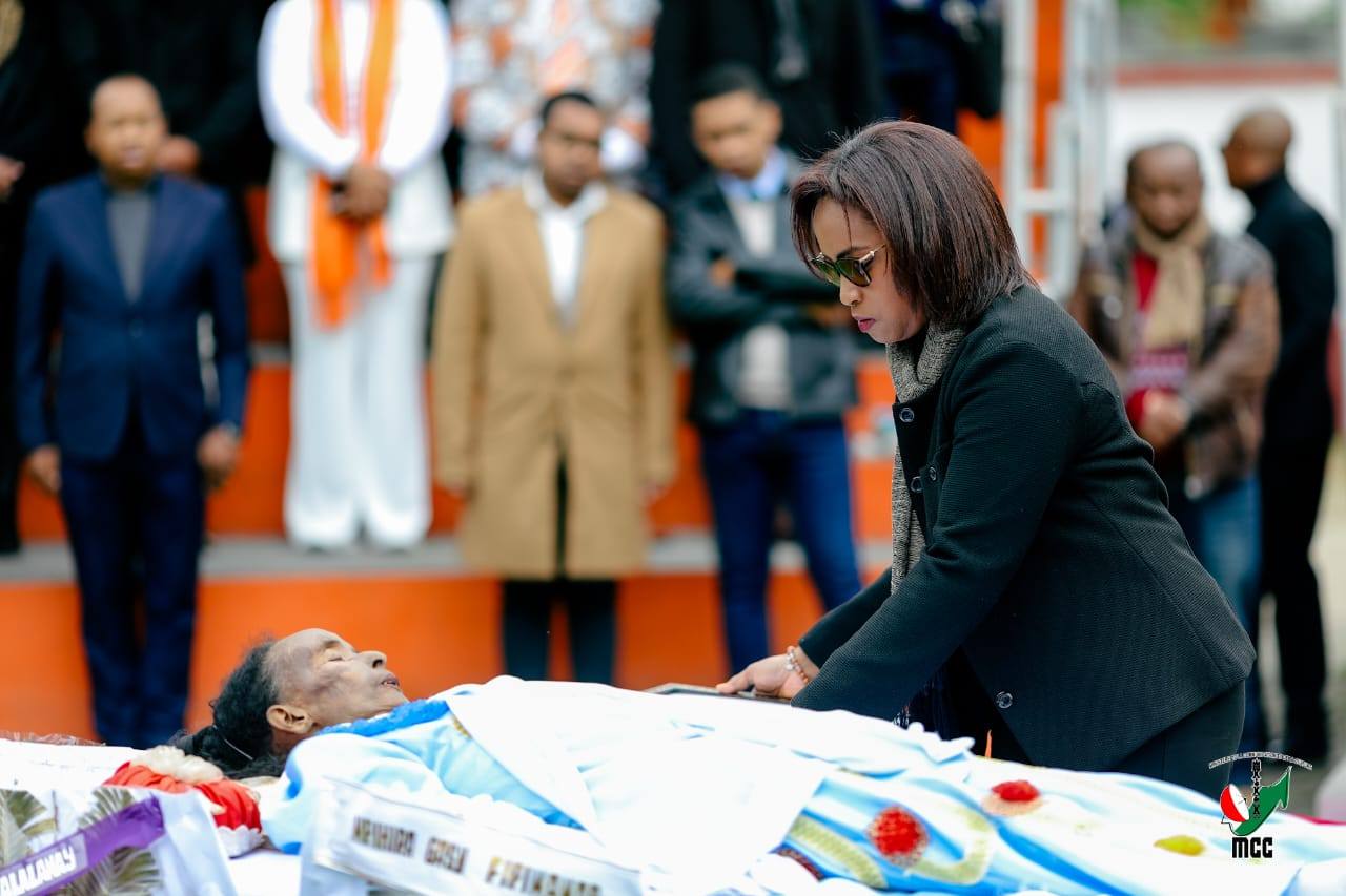 " OFFICIER DE L' ORDRE NATIONAL MALAGASY " IO NO MARI-BONINAHITRA NATOLOTRY NY FILOHAN' NY REPOBLIKA ANDRY RAJOELINA HO FANOMEZAM-BONINAHITRA AN' I SAHONDRAFININA ZANANY, MPIHIRAGASY