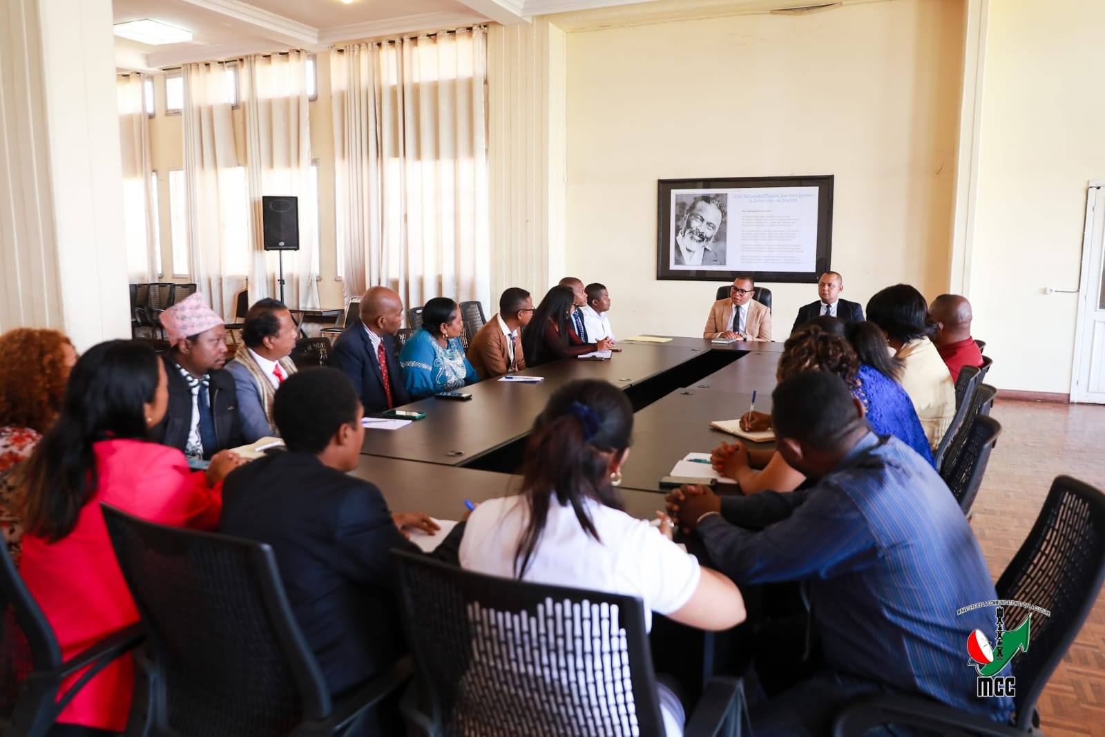 NOTANTERAHINA ANDROANY ZOMA 28 NOVAMBRA 2025 NY FIHAONANA NARAHINA FIVORIANA ARAK'ASA TEO AMIN'NY MINISITRA GASCAR FENOSOA SY IREO TALEM-PARITRY NY SERASERA SY NY KOLONTSAINA