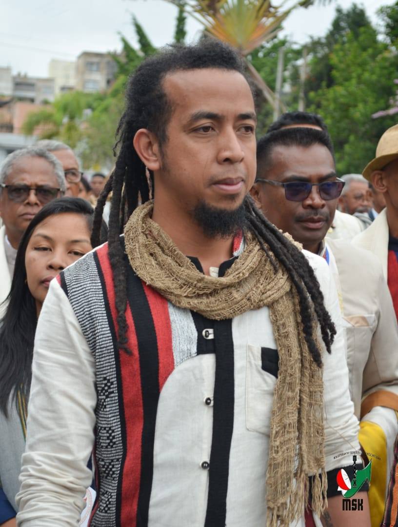 HARAVORAVOANA SY ENDRIKA FENO TSIKY NO NIARAHAN'NY MPIKABARY NISANTATRA NY ANDROM-PIRENENA HO AN' NY KABARY MALAGASY