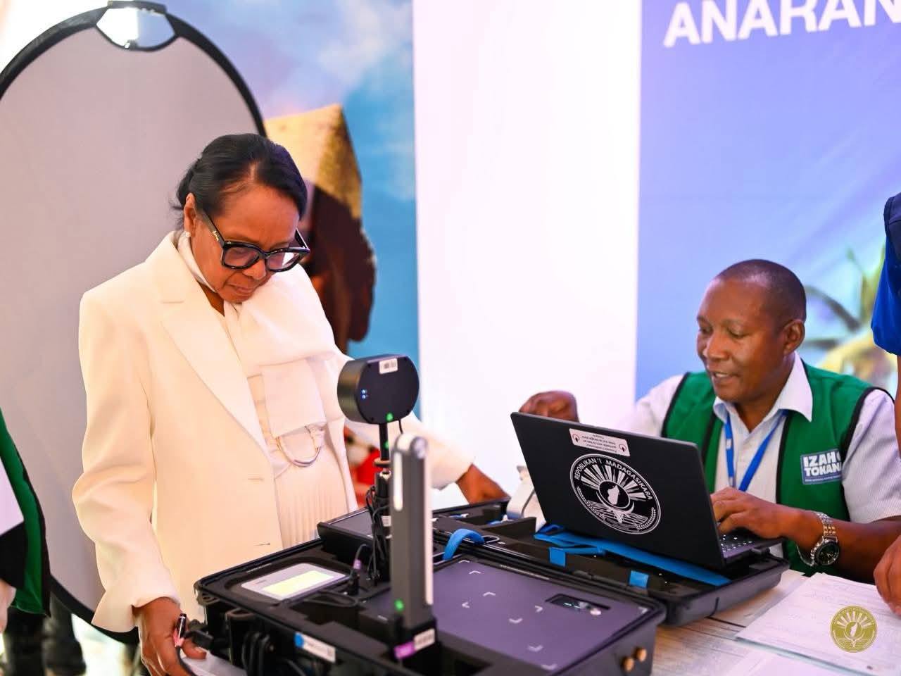 NISANTATRA NY FISORATANA ANARANA BIOMETRIKA NY FILOHAN' NY FANAVAOZANA NY REPOBLIKA SY IREO MPANOLOTSAINA AVO, IREO ANDRIMPANJAKANA, ARY NY GOVERNEMANTA