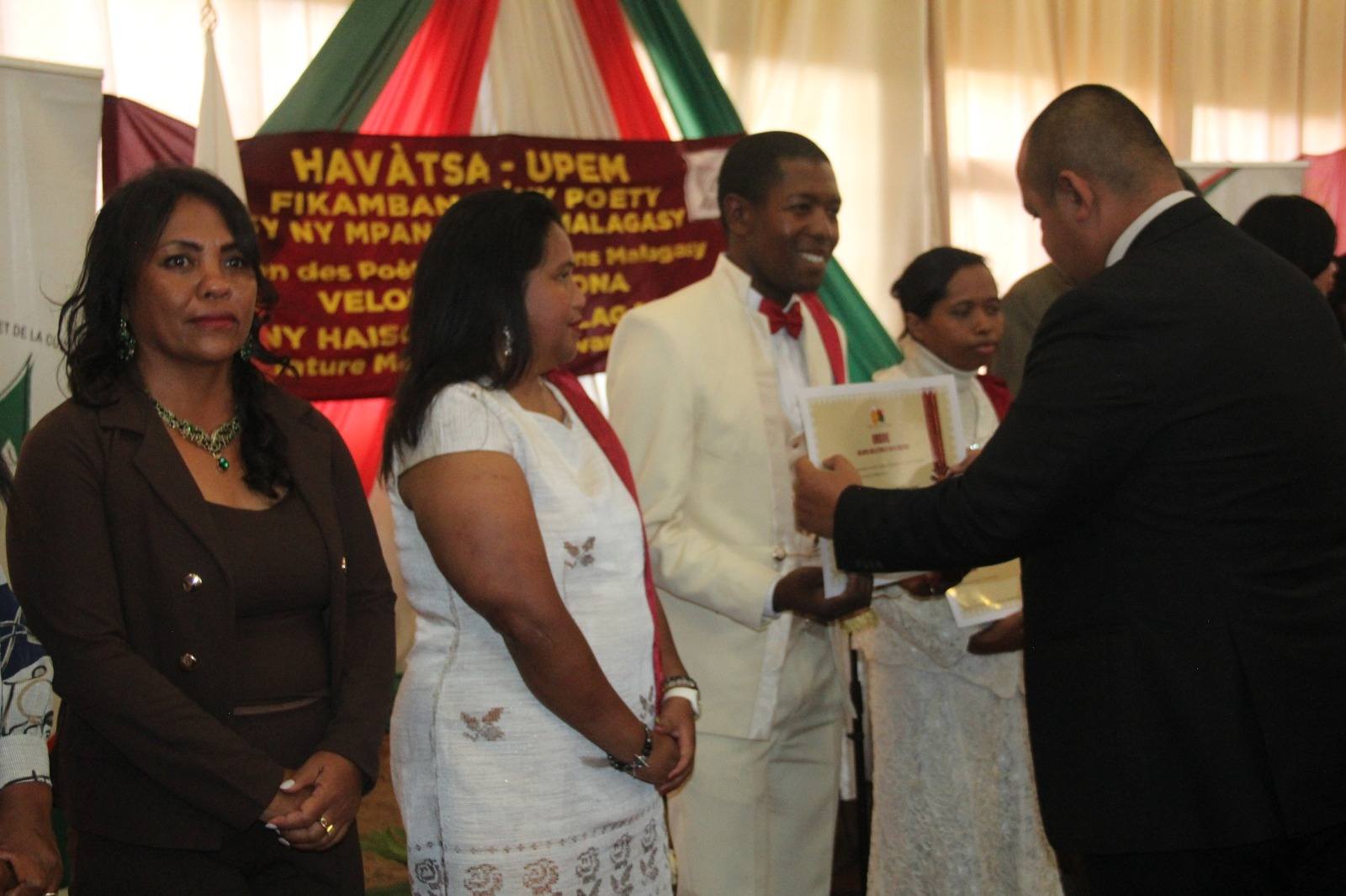 FIKAMBANAN' NY POETY SY MPANORATRA MALAGASY HAVATSA-UPEM, NOTOLORANA MARI-BONINAHITRY NY KANTO IREO MPANORATRA