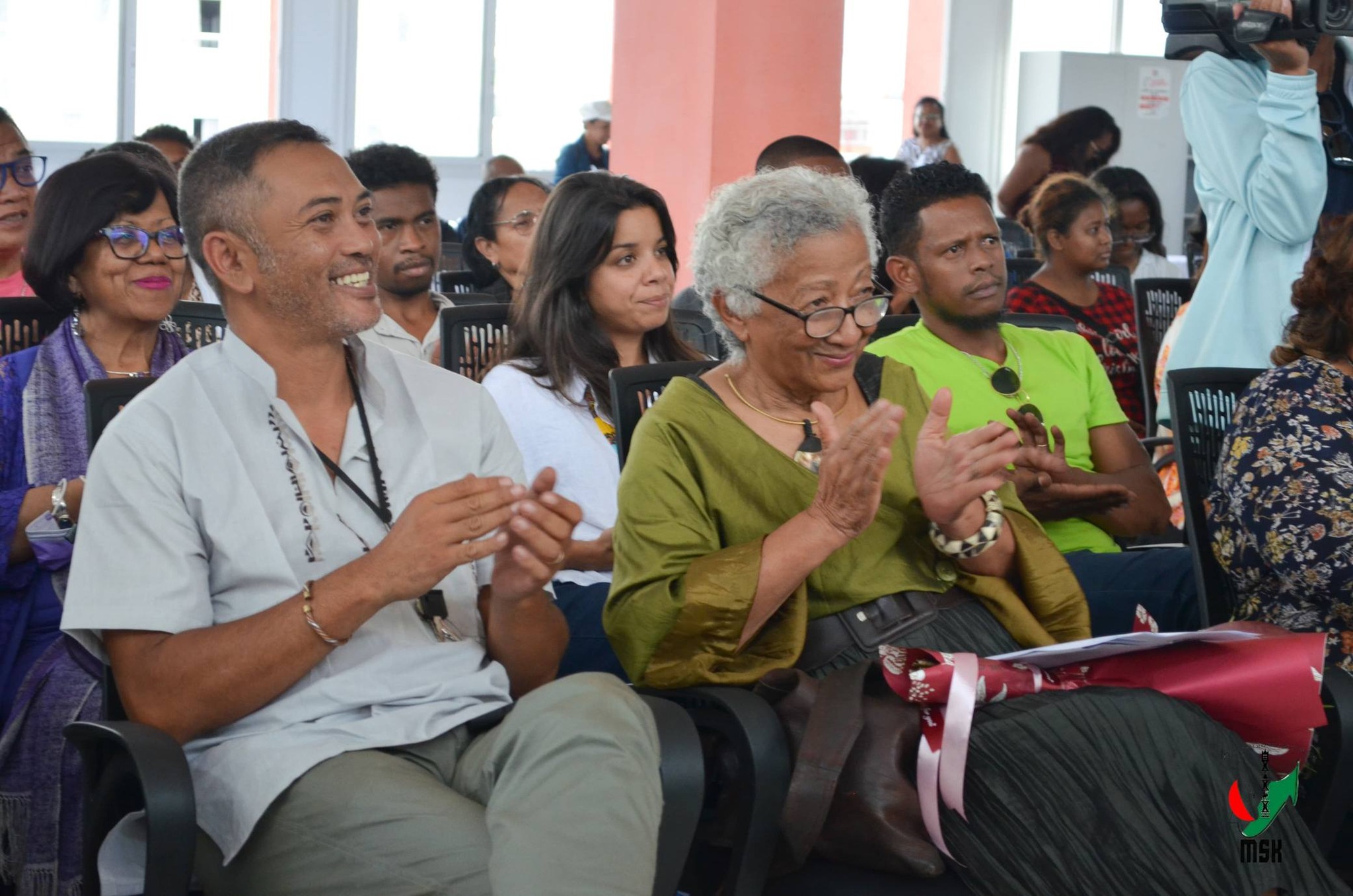 FAMPIROBOROBOANA NY TONTOLON' NY BOKY ATAON' NY MINISTERAN' NY SERASERA SY NY KOLONTSAINA NAMPAHAFANTATRA ANDROANY NY DIARIN' I ANNE FRANK VITA TENY MALAGASY