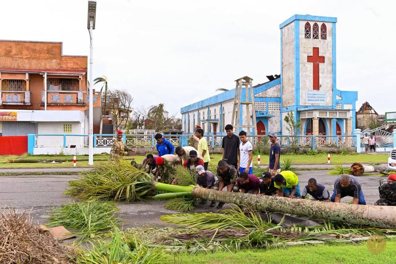 "HIARA-HIATRIKA SY HIOMBOM-PO AMIN' NY VAHOAKAN' NY FARITRA ATSINANANA NO NAHATONGAVAKO ETO" HOY NY FILOHAN' NY REPOBLIKAN' I MADAGASIKARA NY KOLONELY RANDRIANIRINA MICHAEL