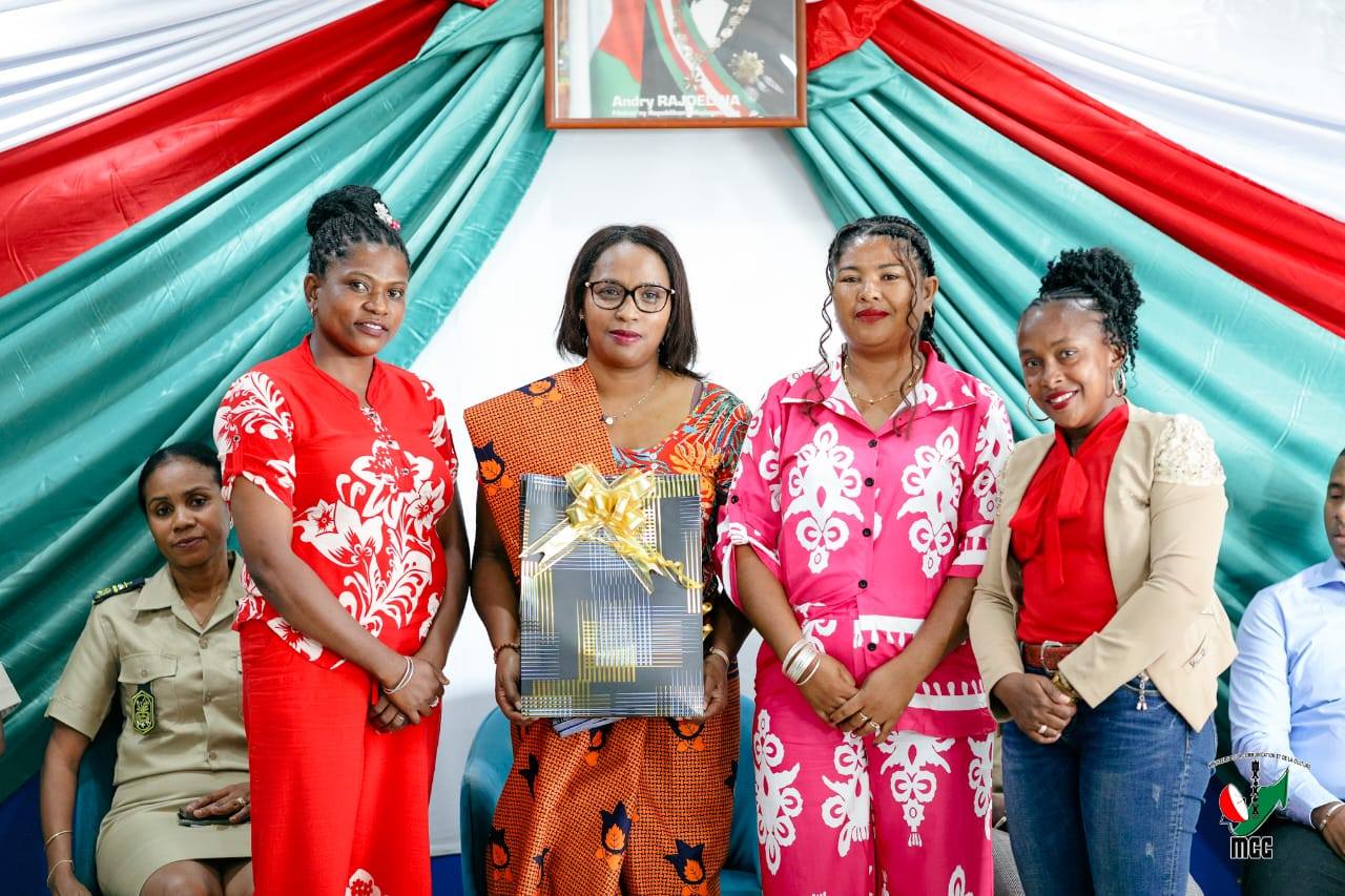 MITOHY HATRANY NY FAMPITAOVANA ATAON' NY FITONDRAM-PANJAKANA HO AN' IREO RAFITRA ENY IFOTONY