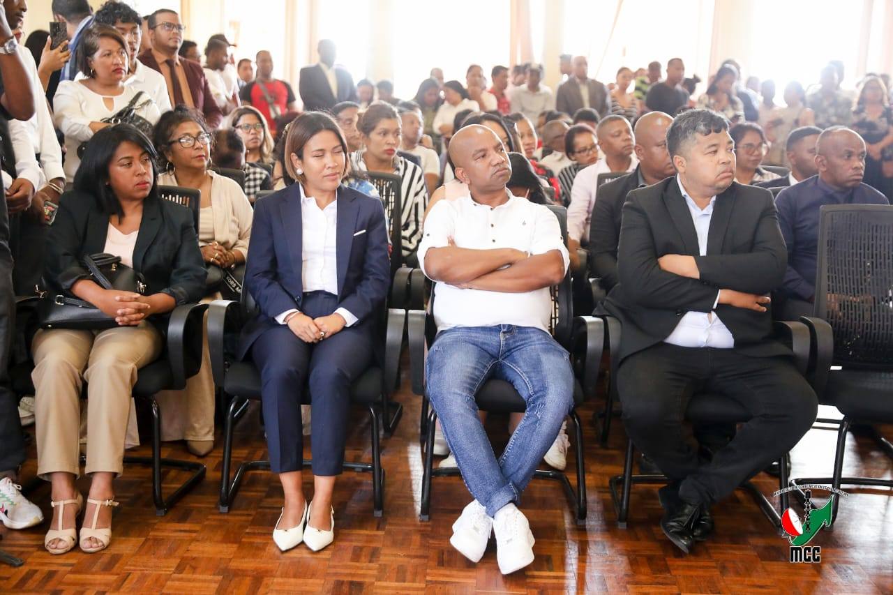 NANDRAY NY ASANY NANOMBOKA ANDROANY NY SEKRETETA JENERALY VAOVAO EO ANOVON' NY MINISTERAN' NY SERASERA SY NY KOLONTSAINA RASOLOFOARIJAONA MIARY